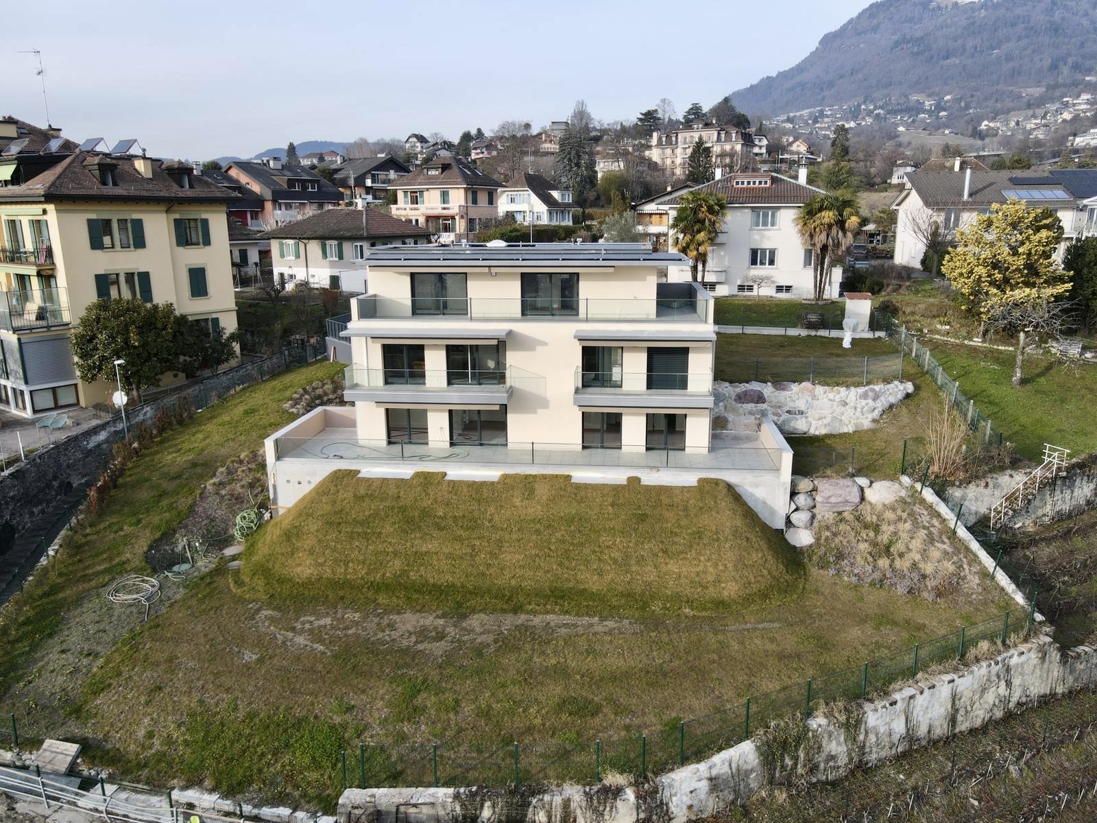 Moderne Villa mit Hanglage und Bergblick