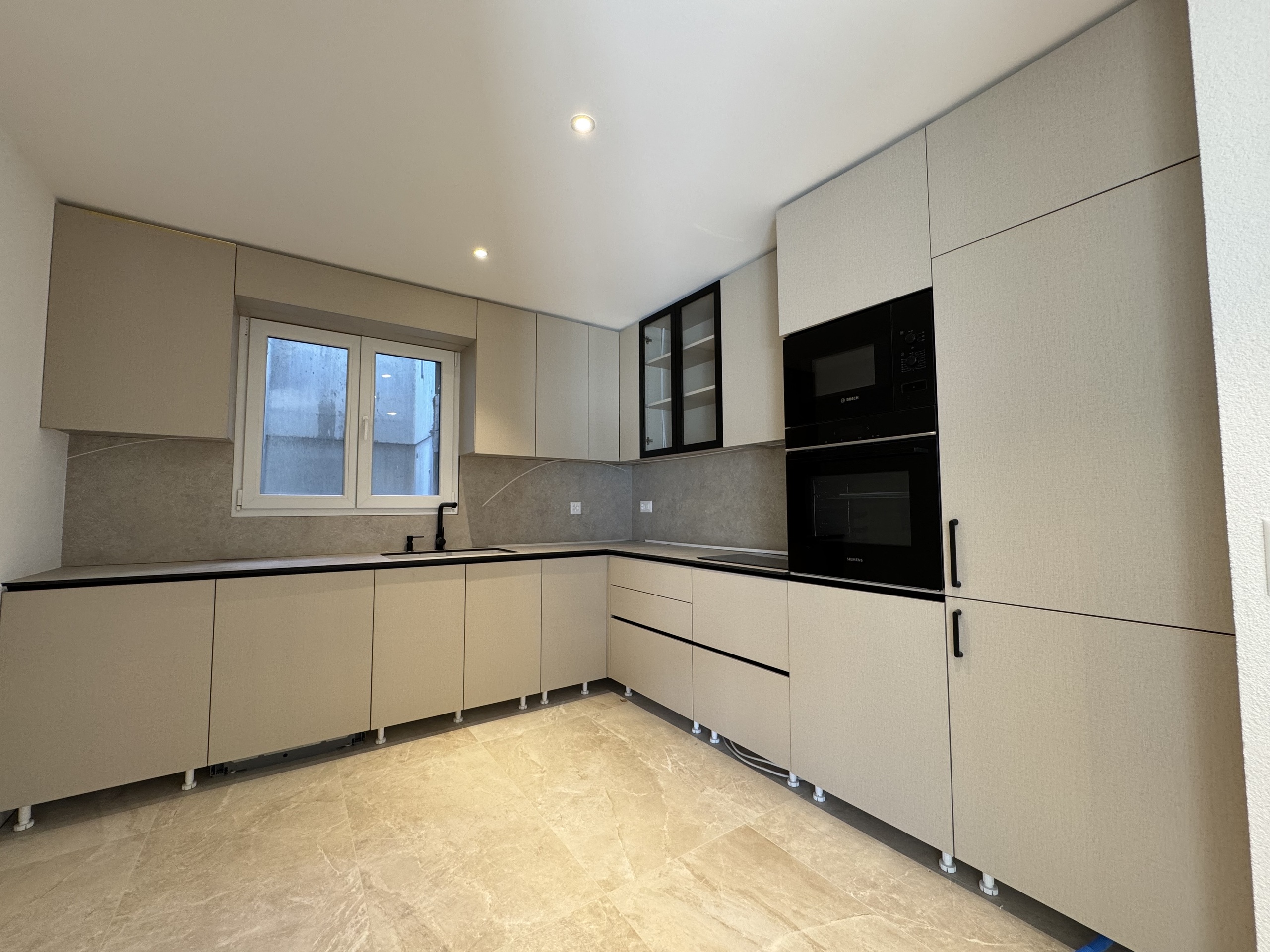 Moderne Einbauküche in Beige