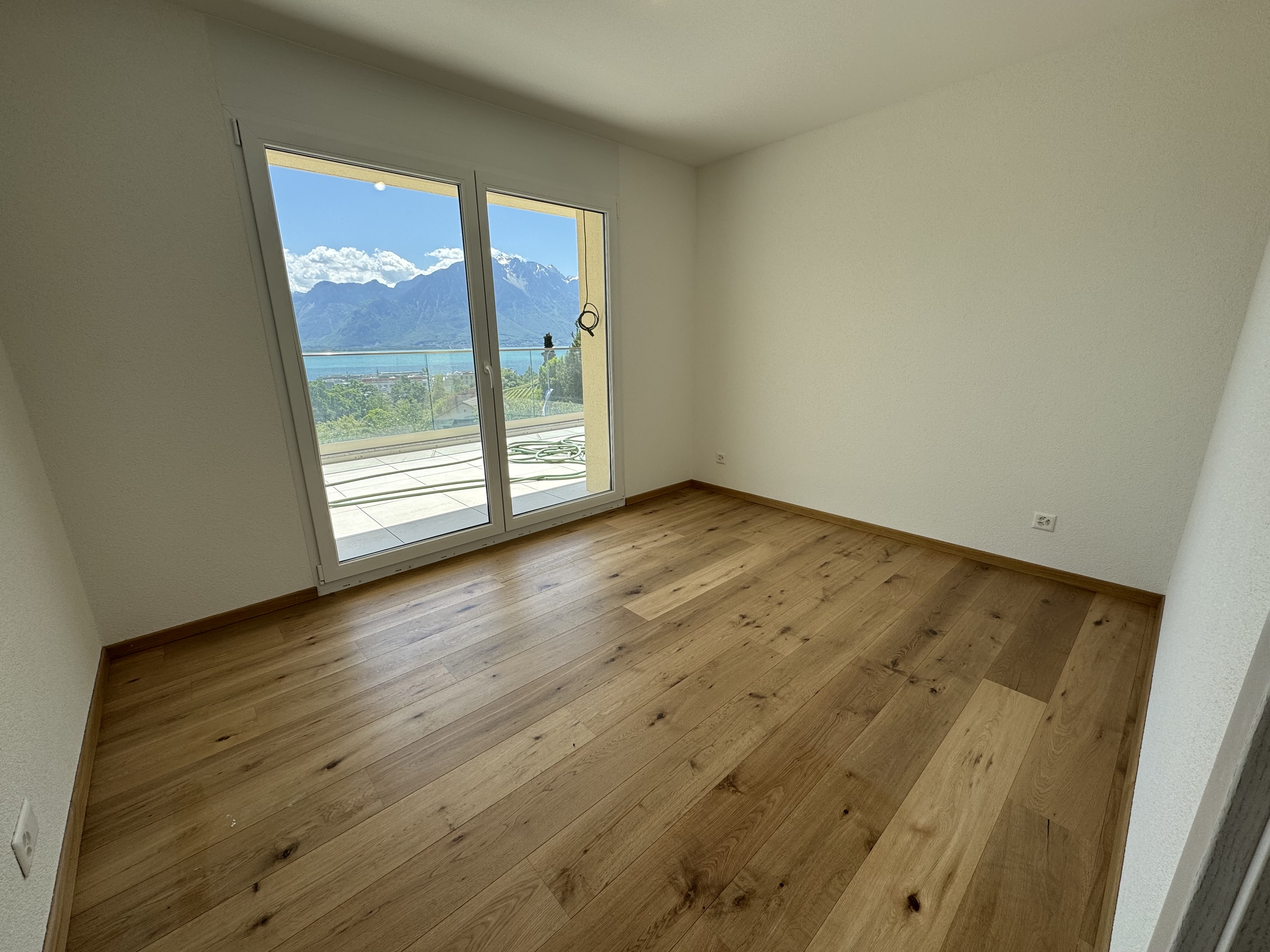 Leeres Zimmer mit Seeblick und Bergpanorama