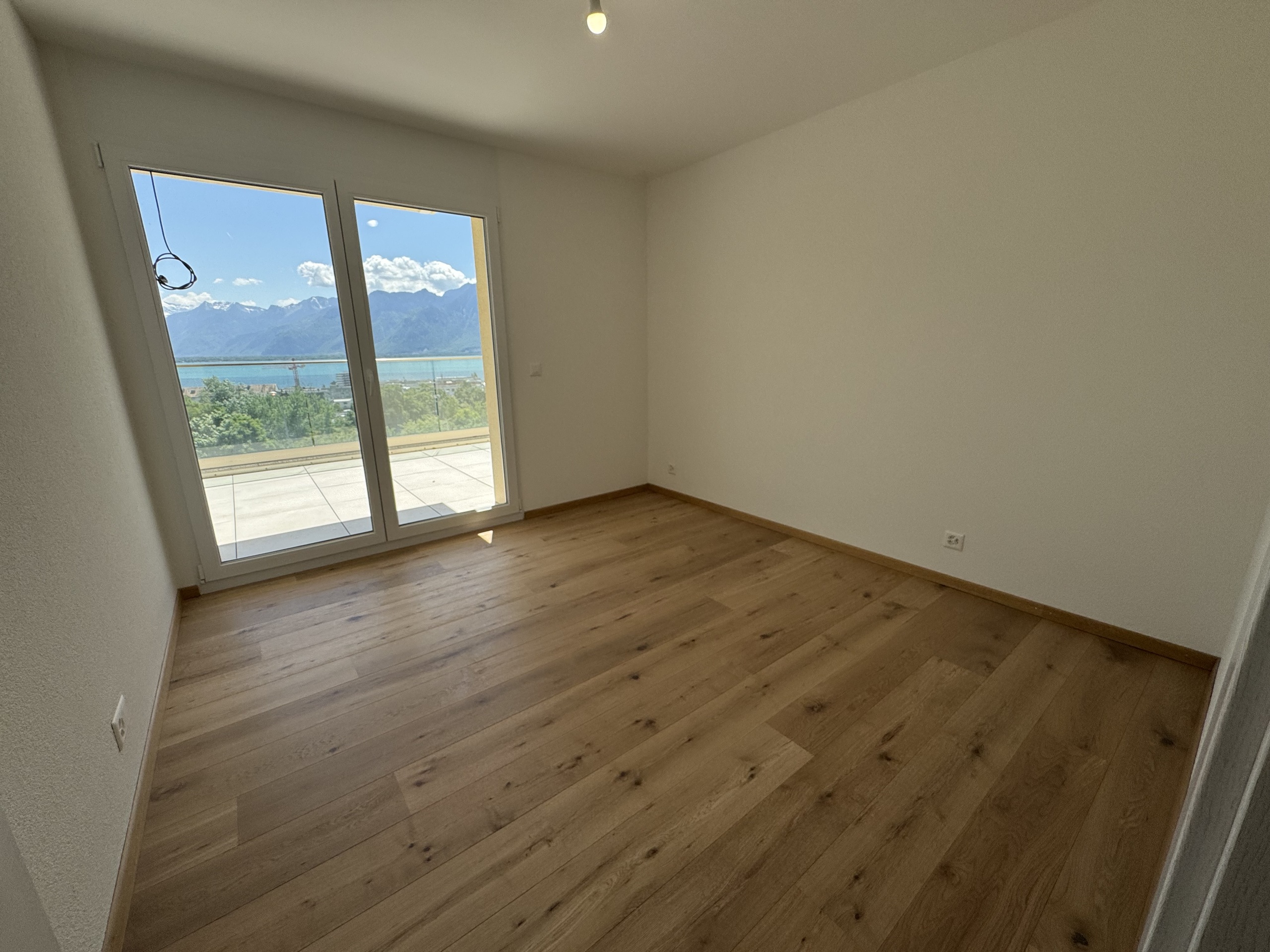 Leeres Zimmer mit Seeblick und Bergpanorama