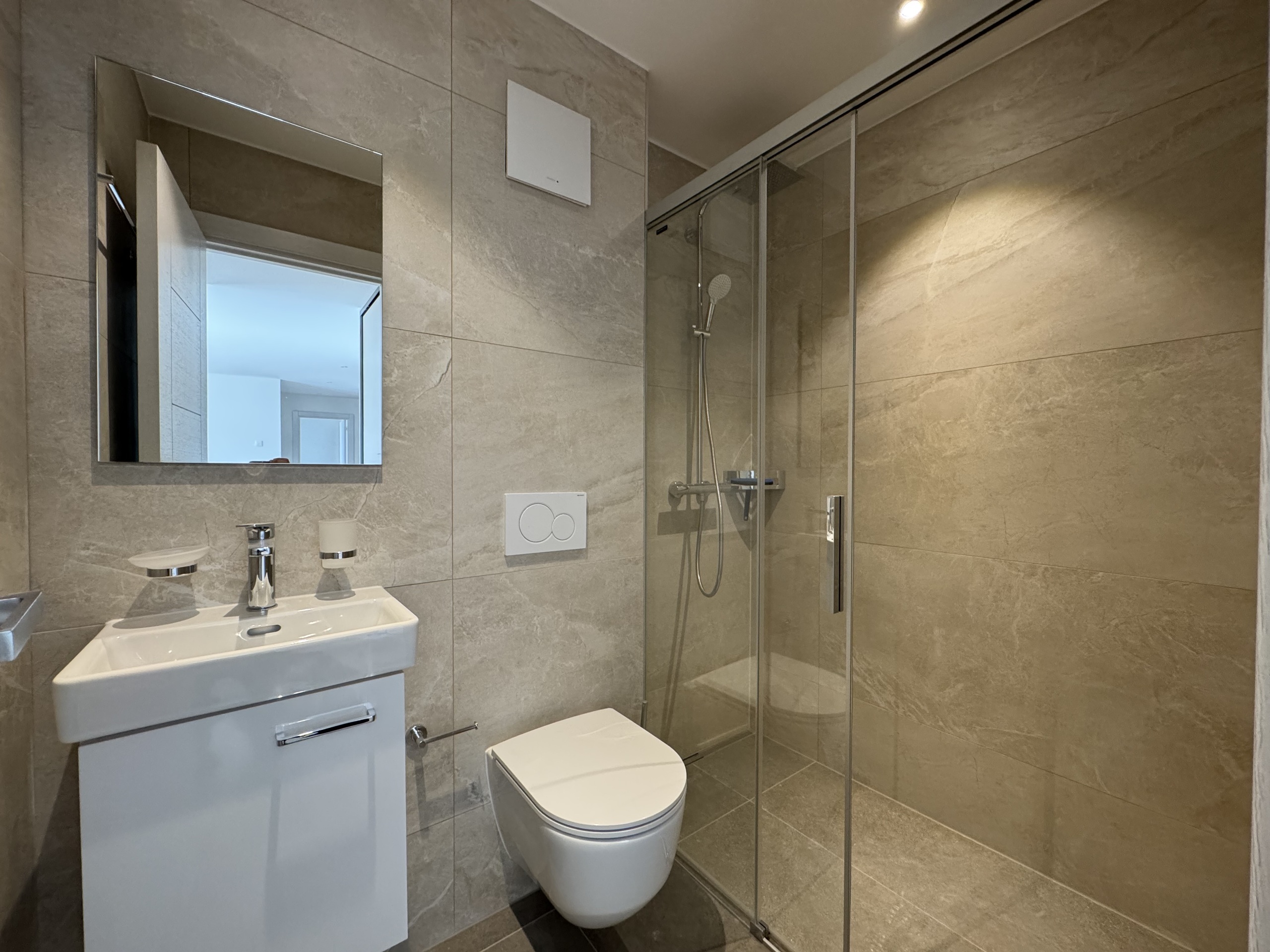 Modernes Badezimmer mit begehbarer Dusche und wandhängendem WC
