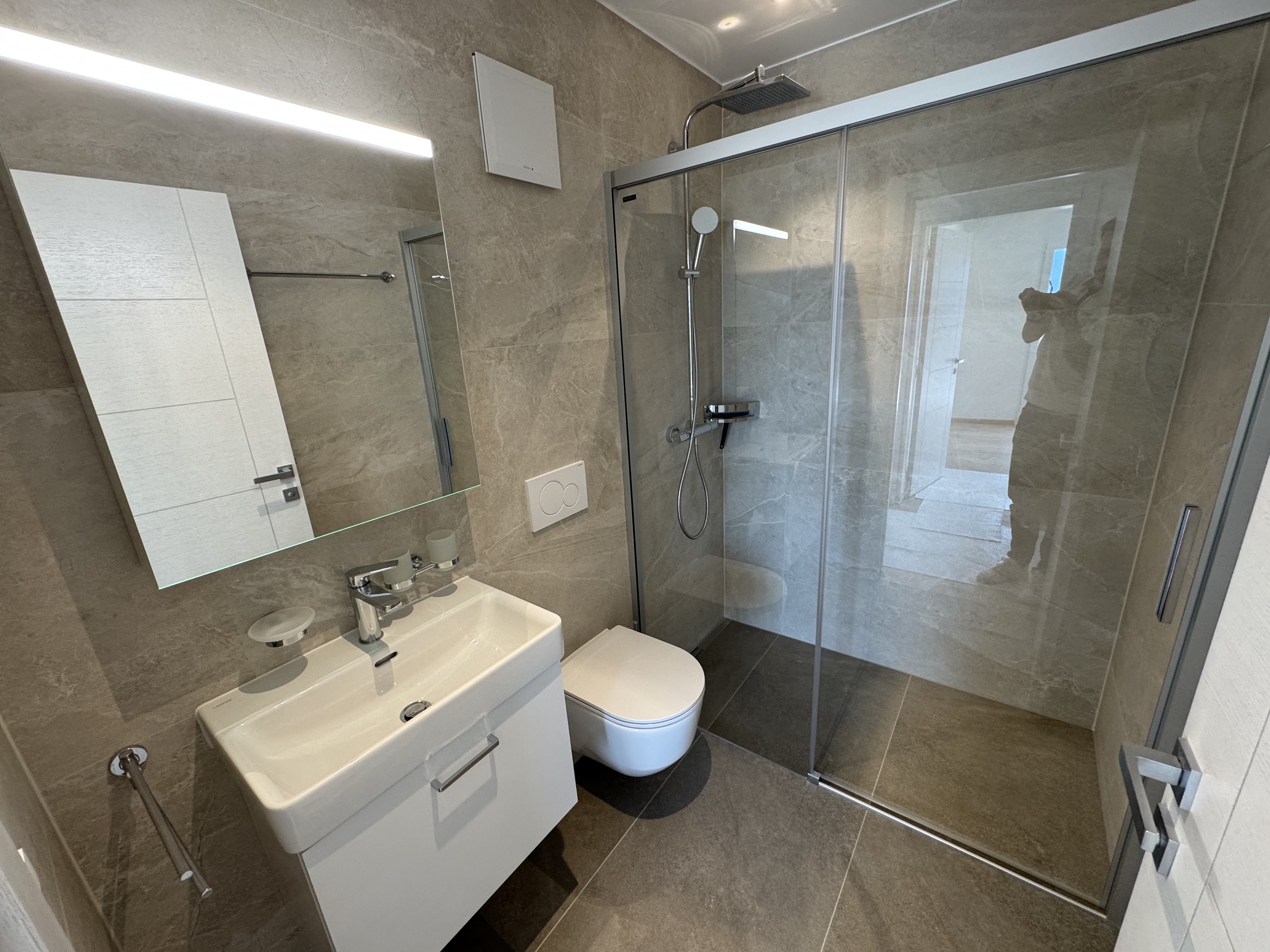 Modernes Badezimmer mit Walk-in-Dusche