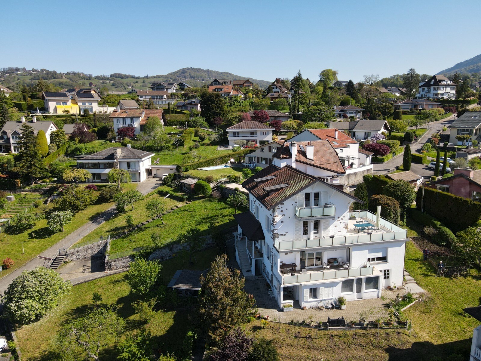 Luftaufnahme eines Wohnhauses in grüner Hanglage