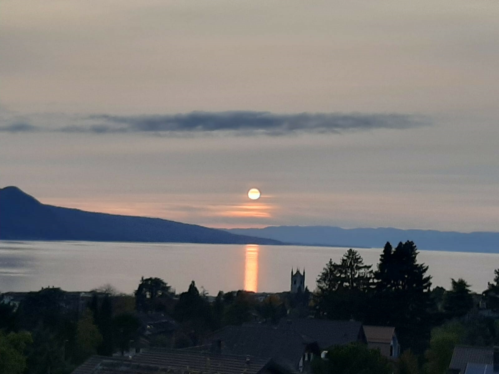 Sonnenuntergang über See und Bergen