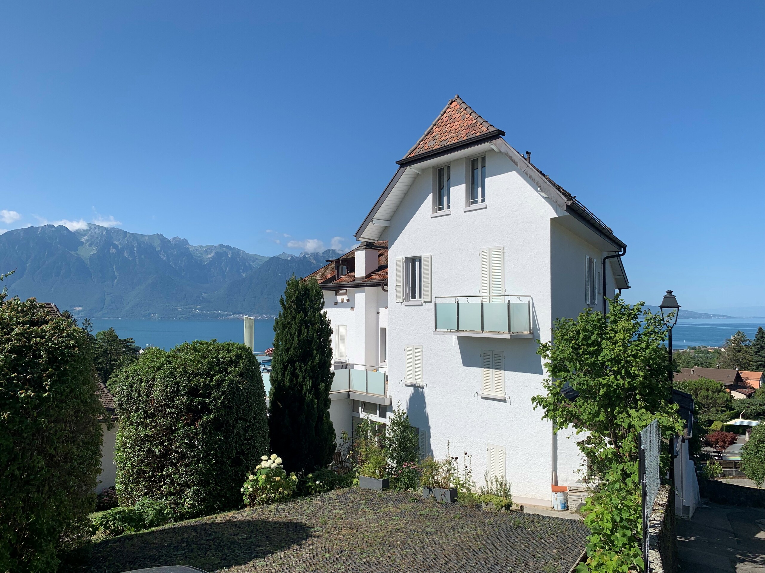 Haus mit Seeblick und Bergpanorama