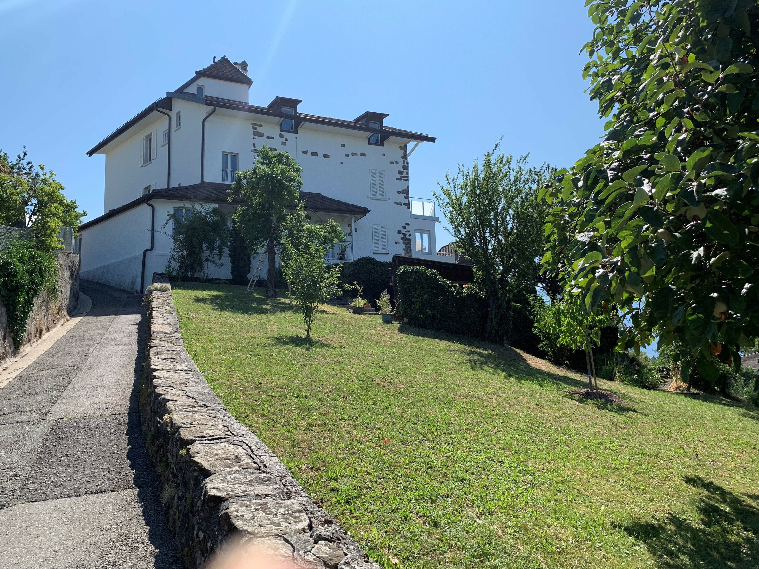 Villa mit Hanglage und Garten