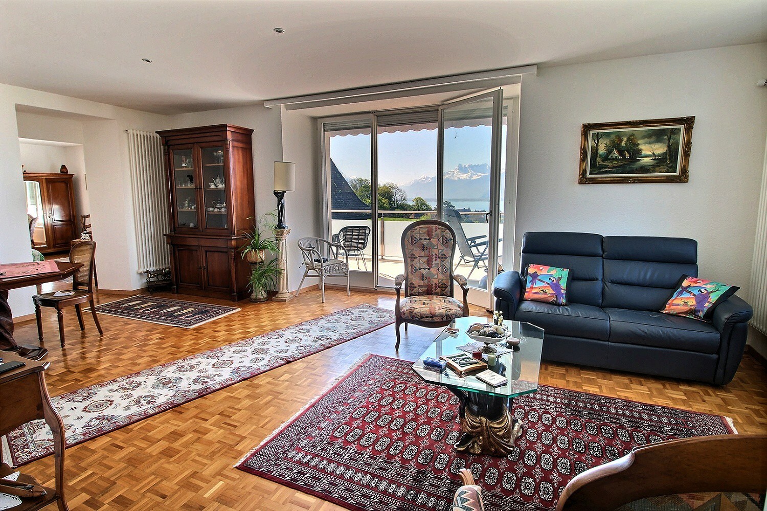 Heller Wohnraum mit Seeblick