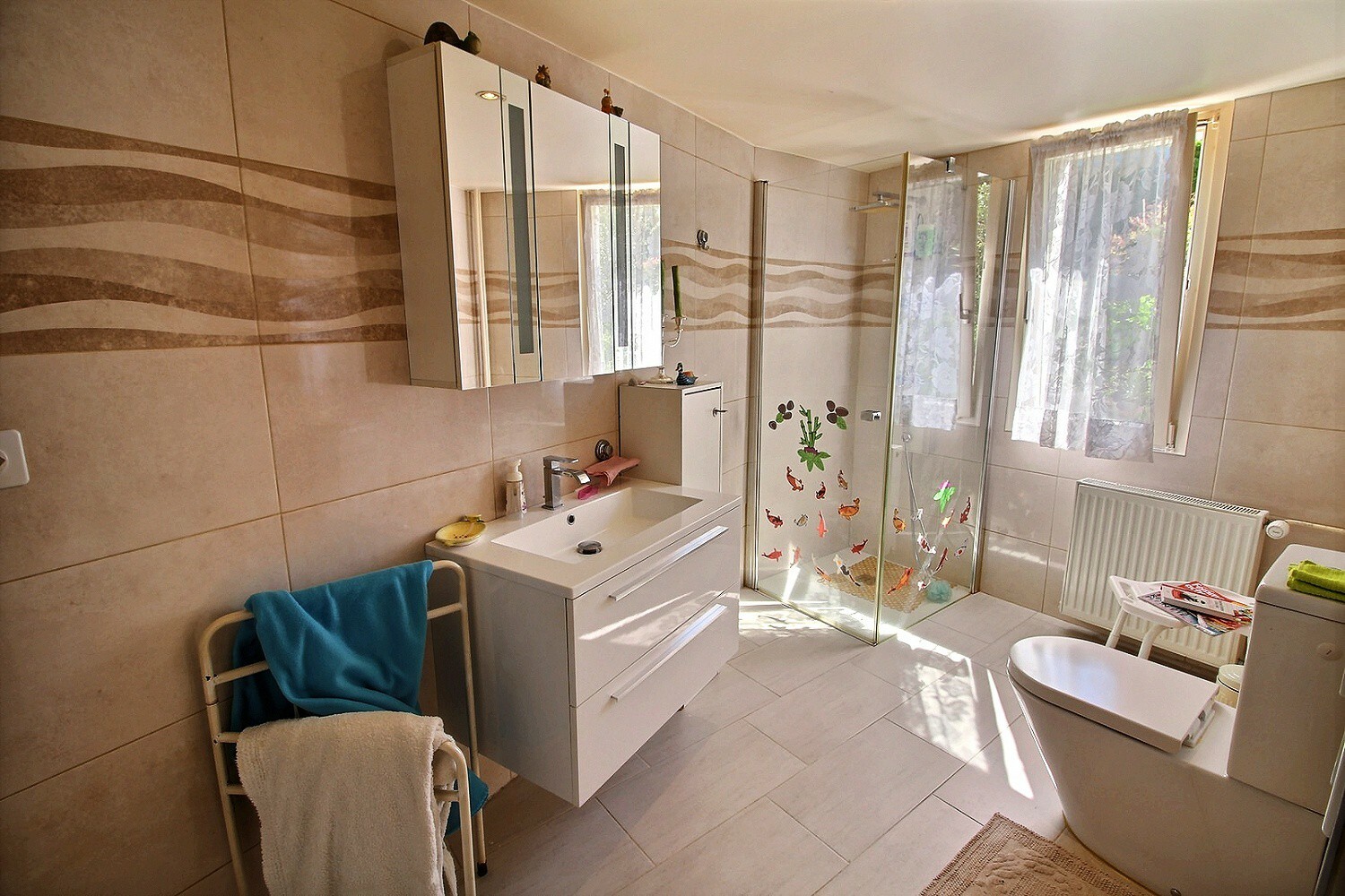 Helles Badezimmer mit Dusche und Waschtisch