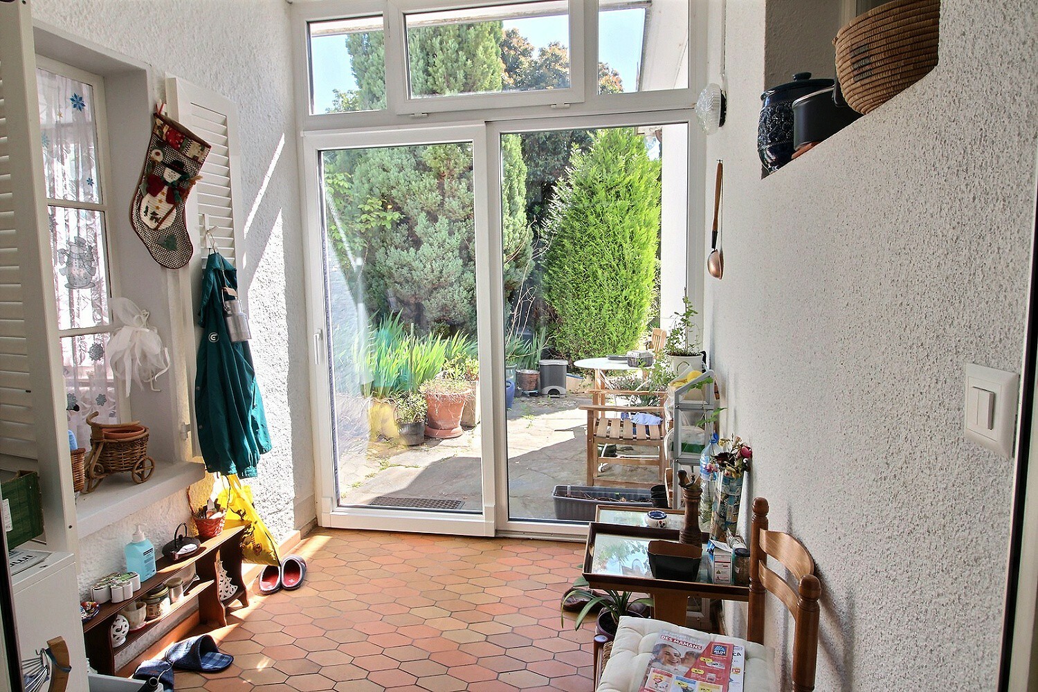 Heller Eingangs- bzw. Flurbereich mit Blick ins Grüne