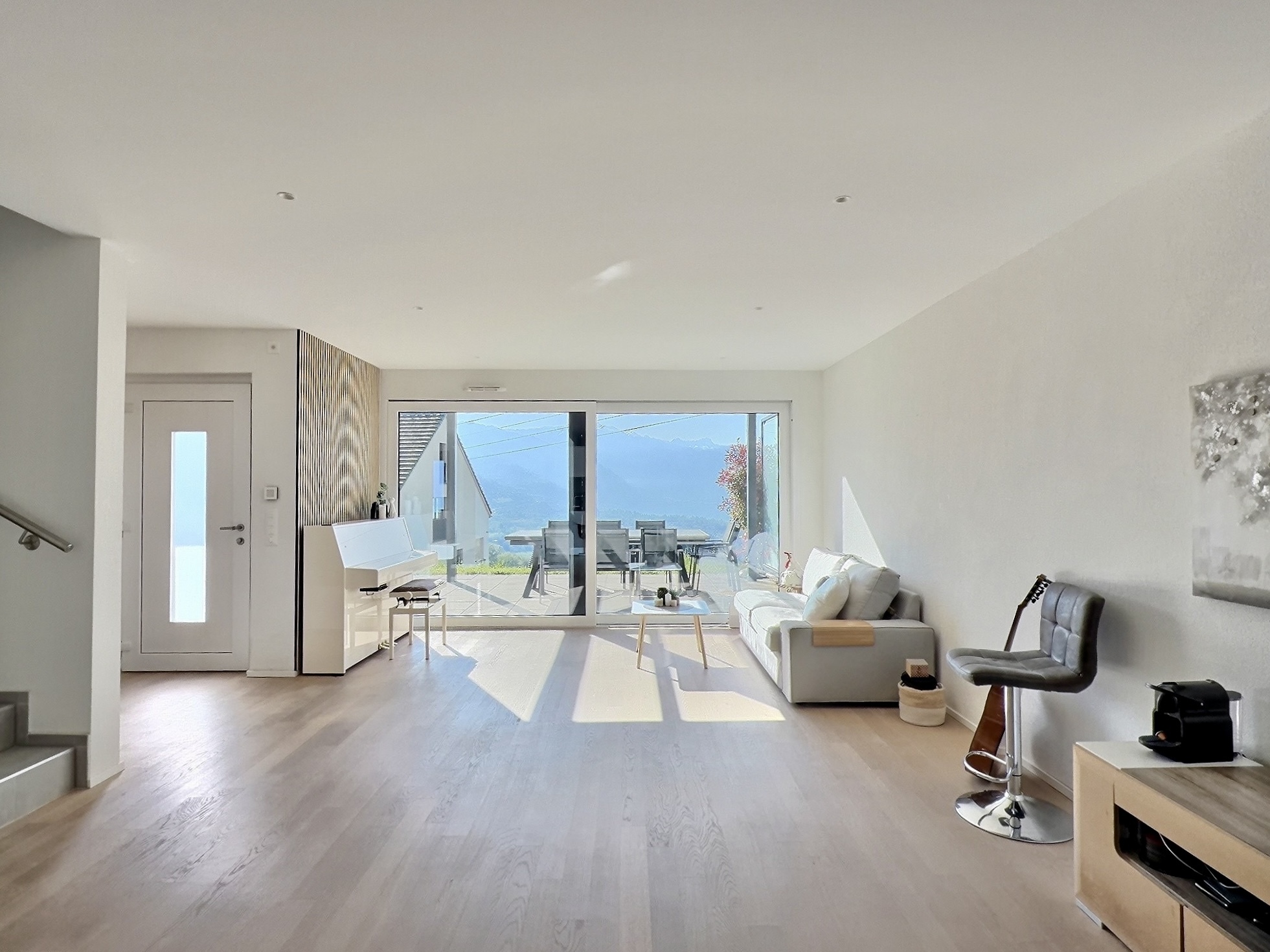 Heller Wohnraum mit Terrasse und Bergblick
