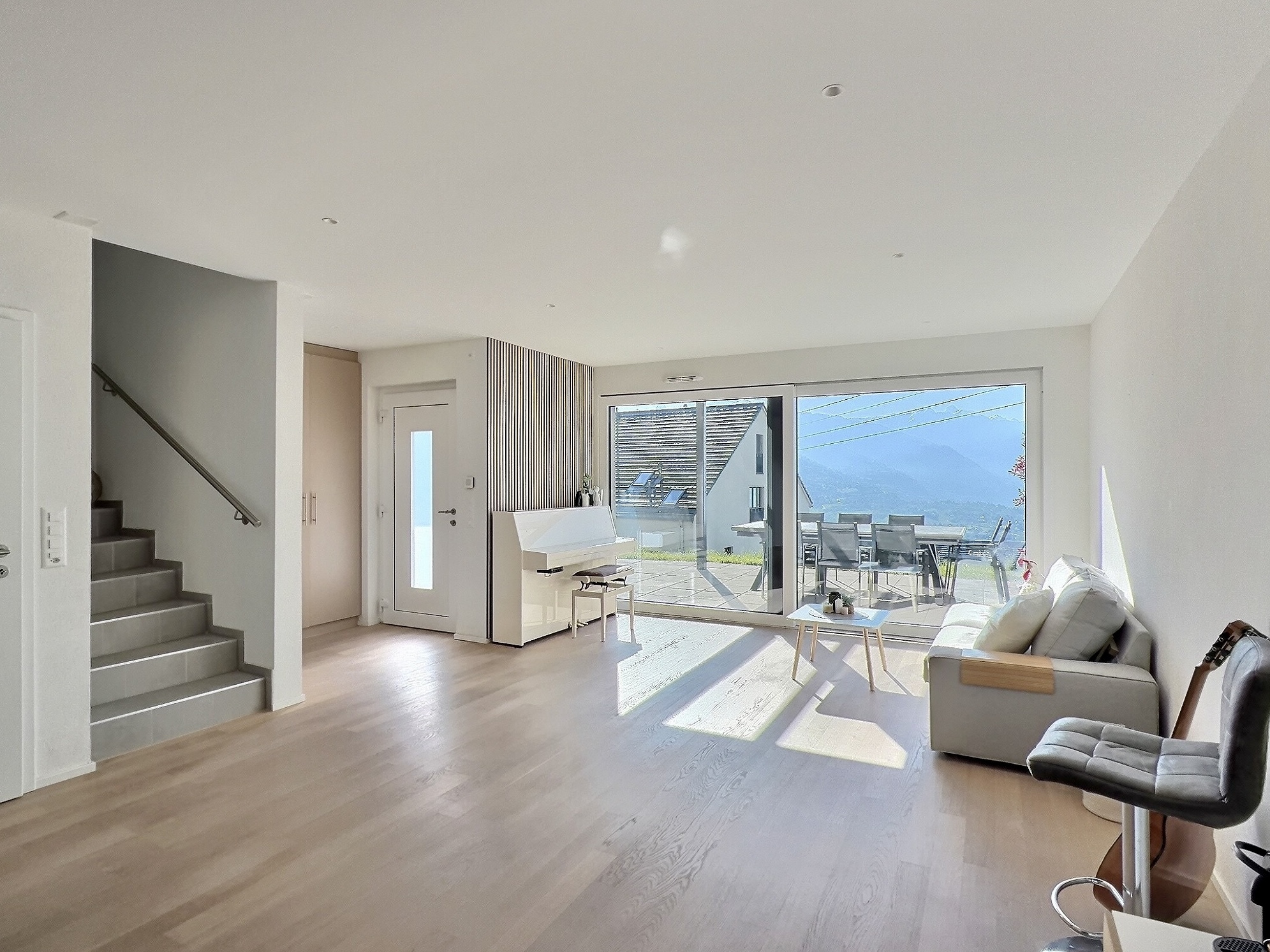 Helles Wohn-/Esszimmer mit Panoramablick