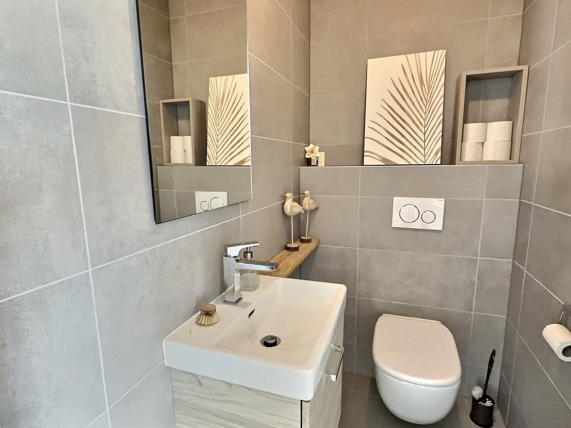 Modernes Gäste-WC mit grauen Fliesen