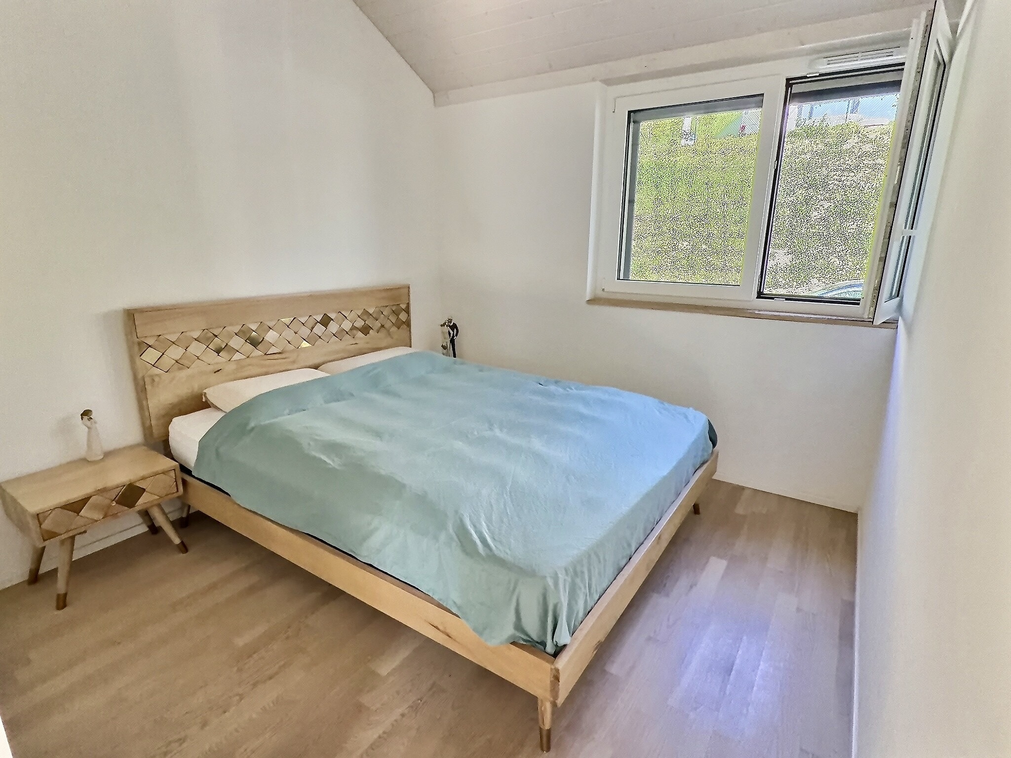 Helles Schlafzimmer mit Holzmöbeln