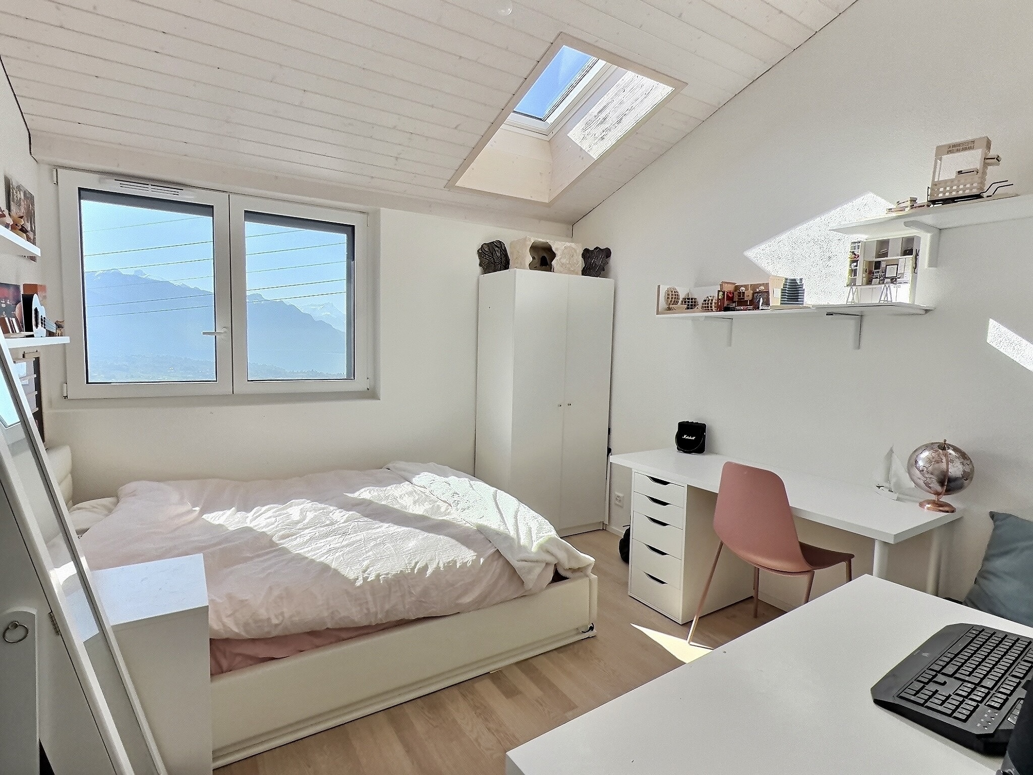 Helles Schlafzimmer mit Bergblick