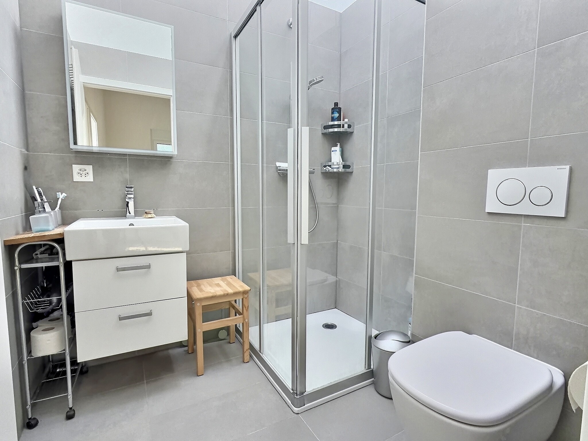 Modernes Badezimmer mit Dusche und WC