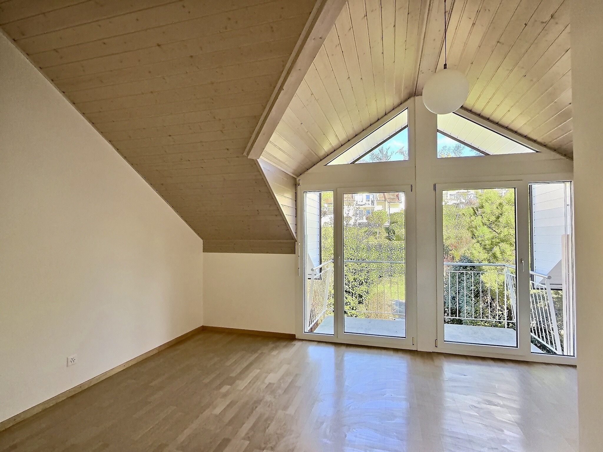 Dachgeschossraum mit großer Fensterfront