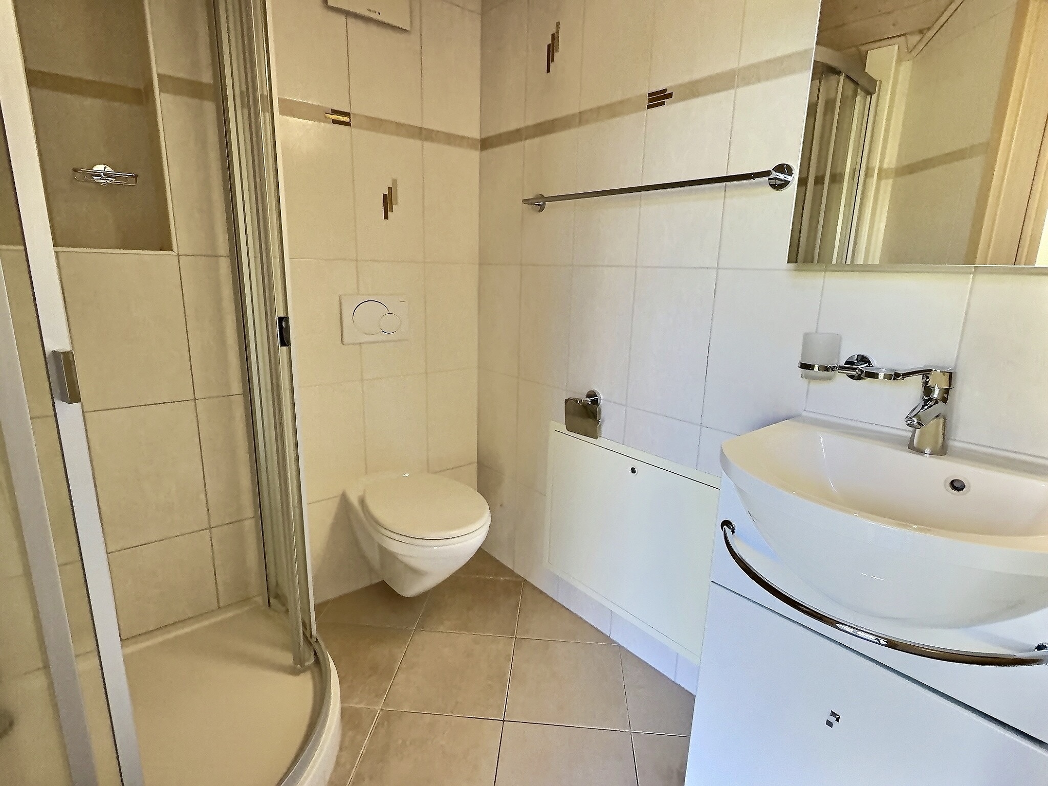 Badezimmer mit Dusche und WC