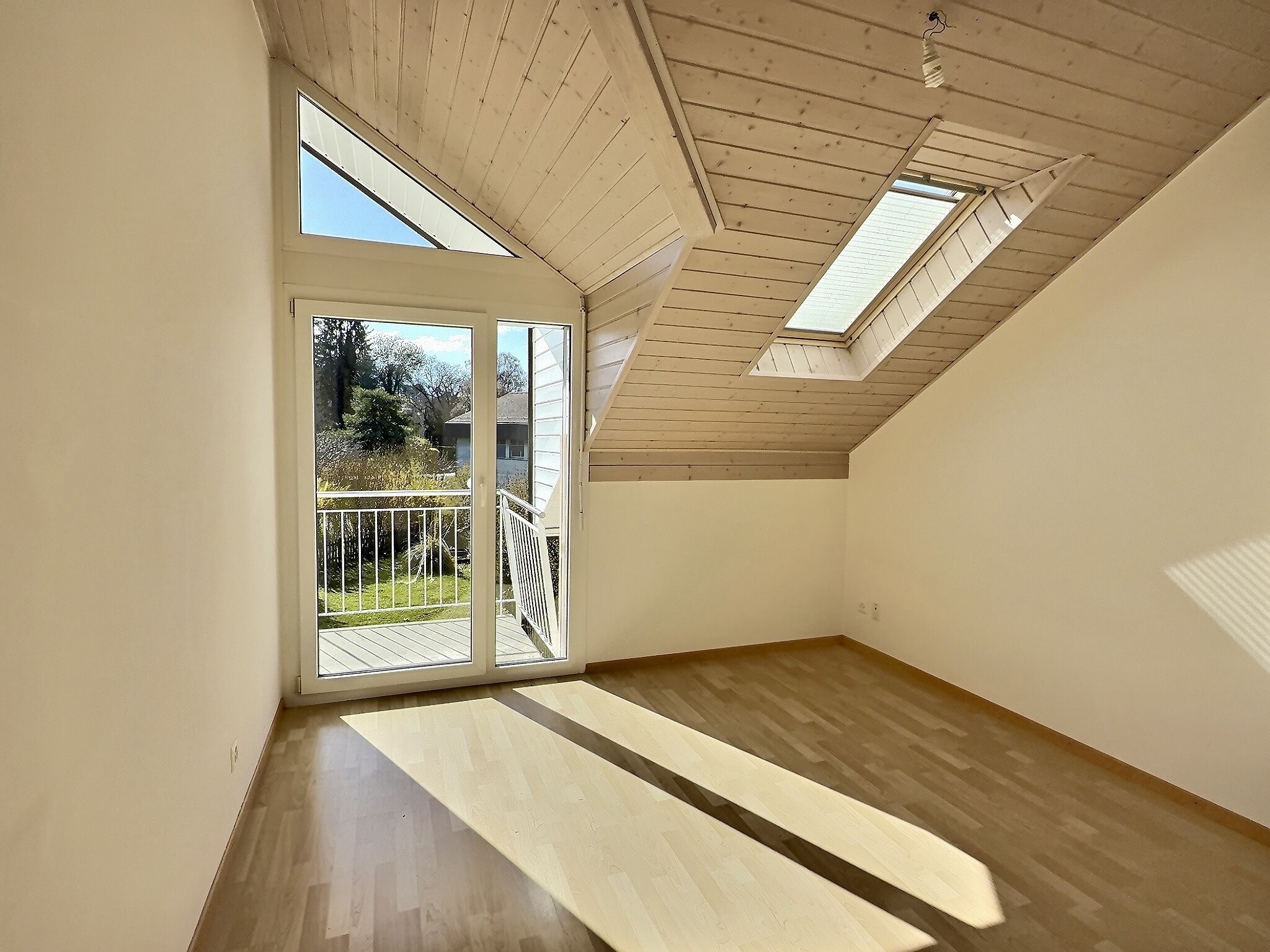 Ausgebautes Dachzimmer mit Balkon und Dachfenstern