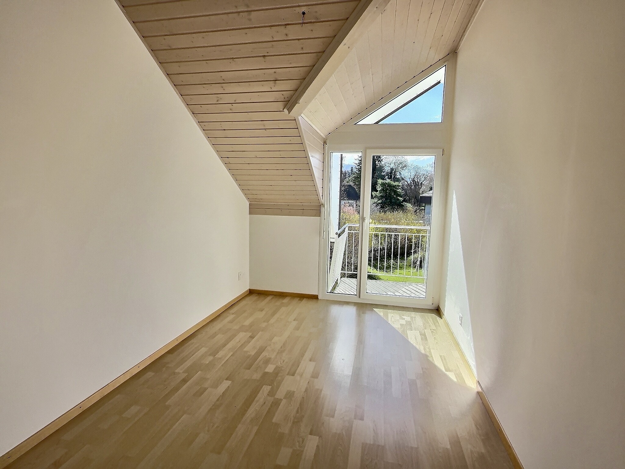 Heller Dachraum mit Balkon
