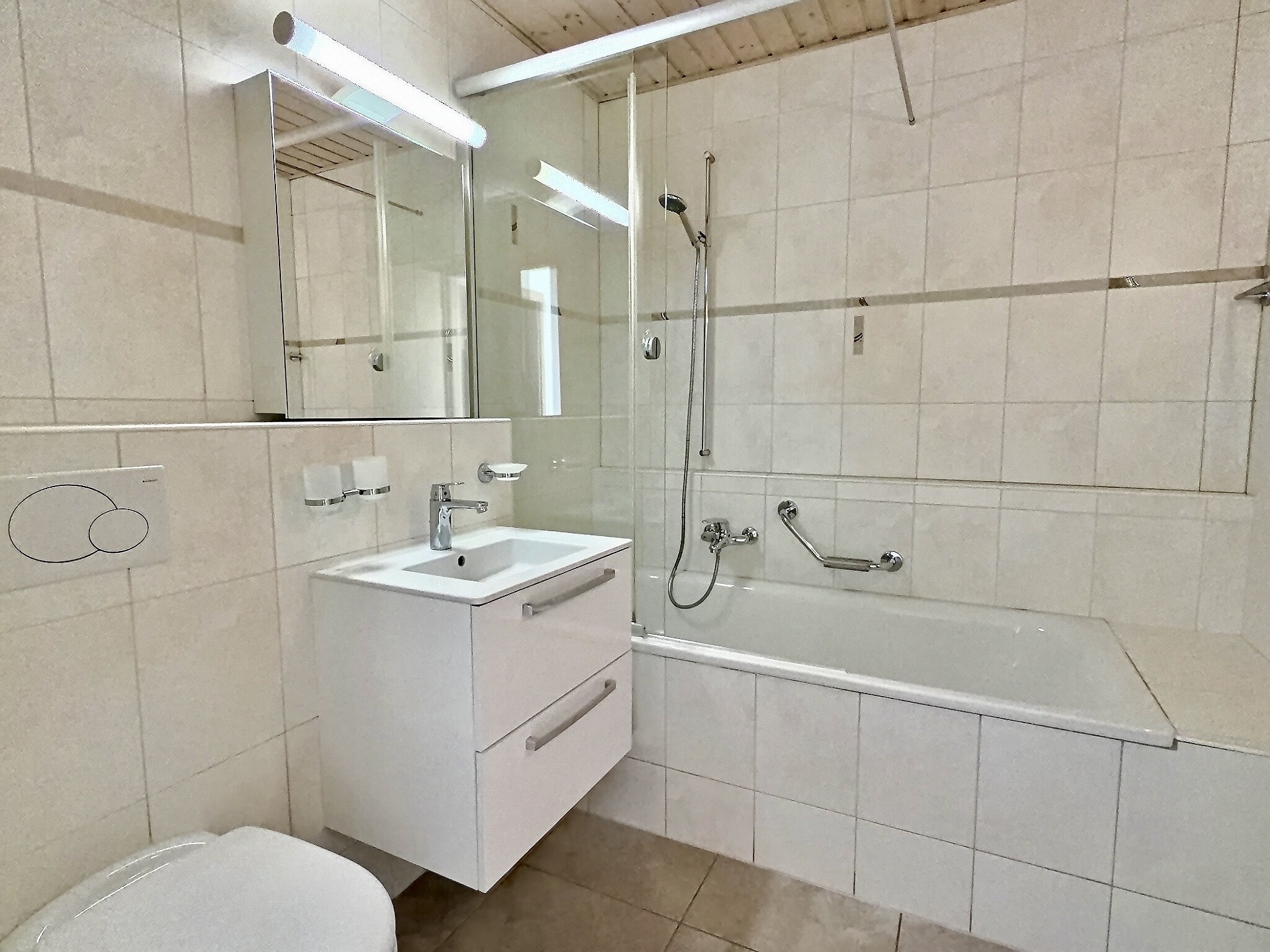 Modernes Badezimmer mit Badewanne und Waschtisch