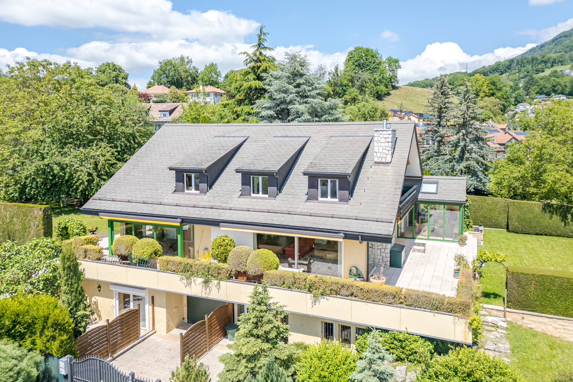 Exklusive Villa mit großem Garten und Dachgauben