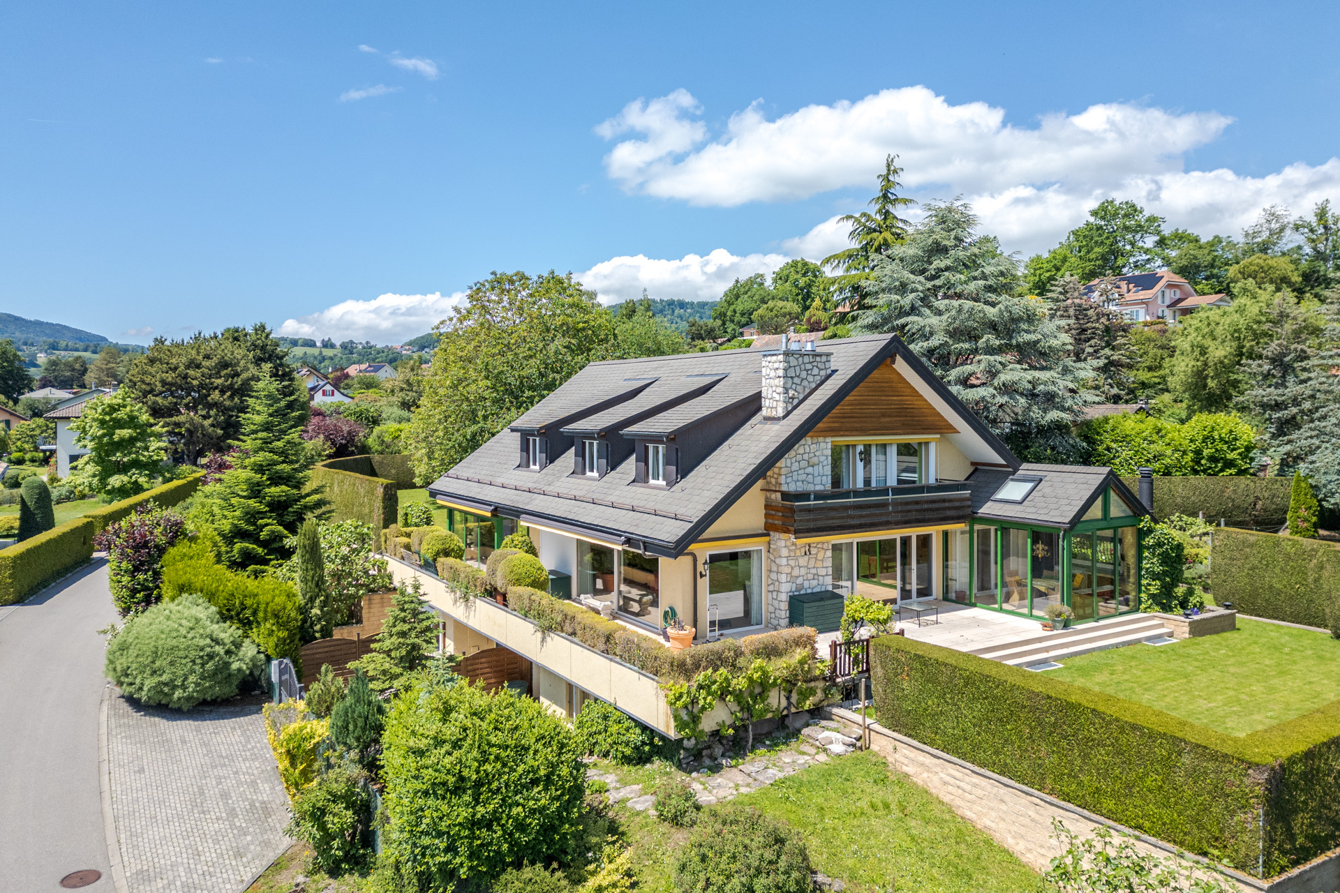 Großzügiges Einfamilienhaus mit Garten und Wintergarten