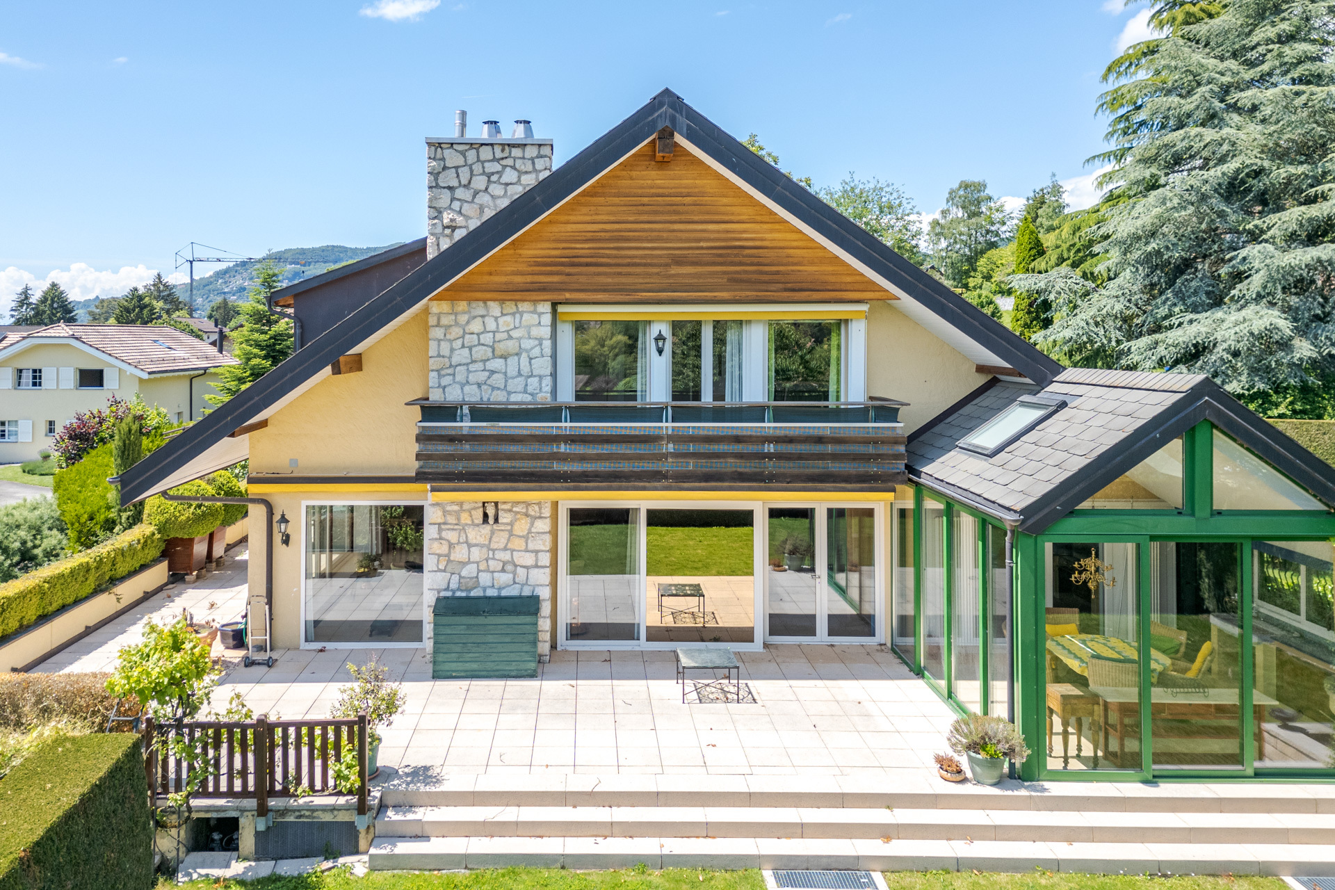 Äußeres eines Wohnhauses mit Terrasse und Wintergarten