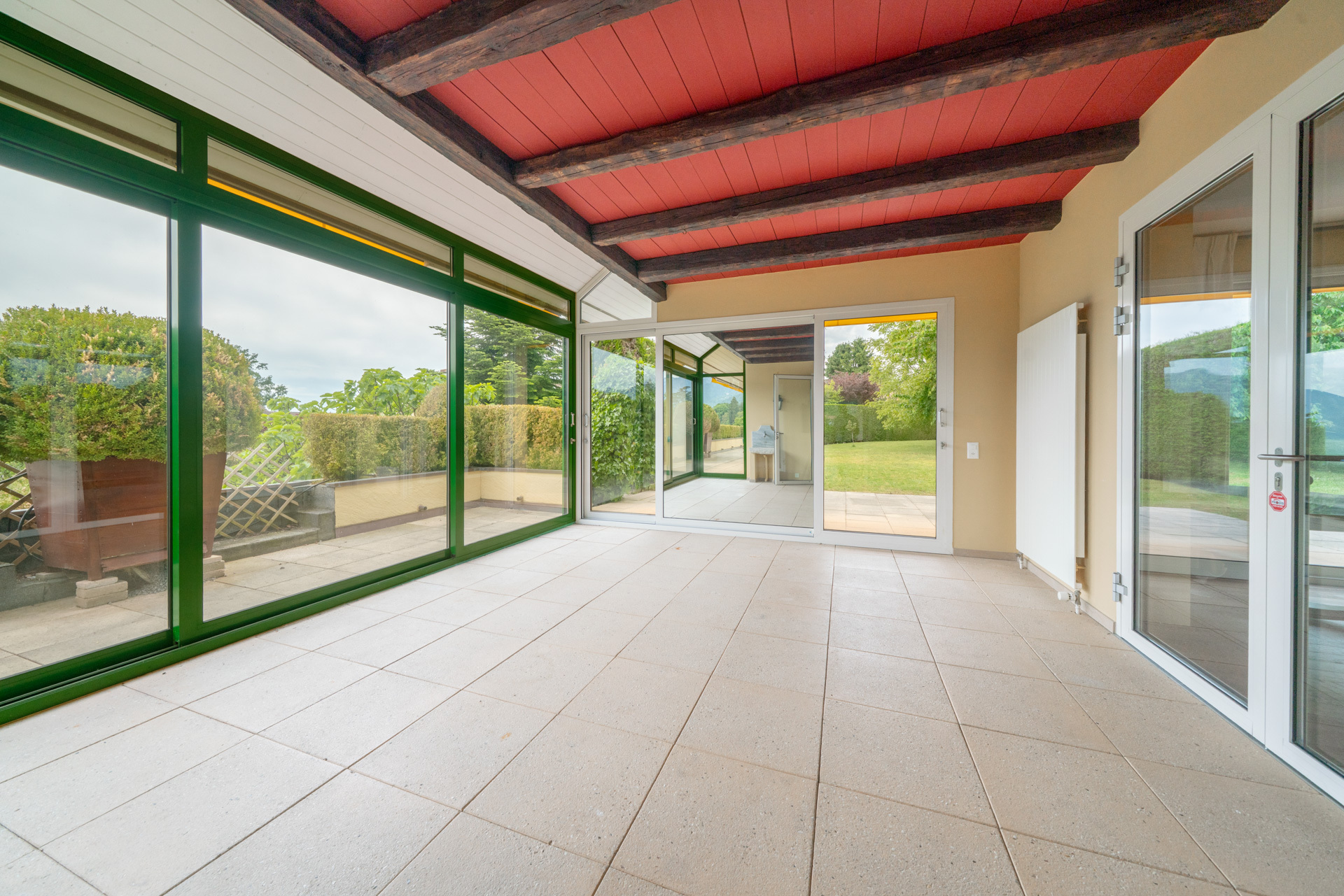 Veranda mit großen Glasflächen