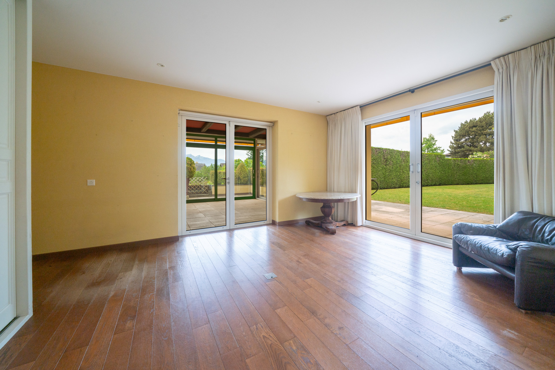 Heller Wohnraum mit Terrasse und Gartenblick