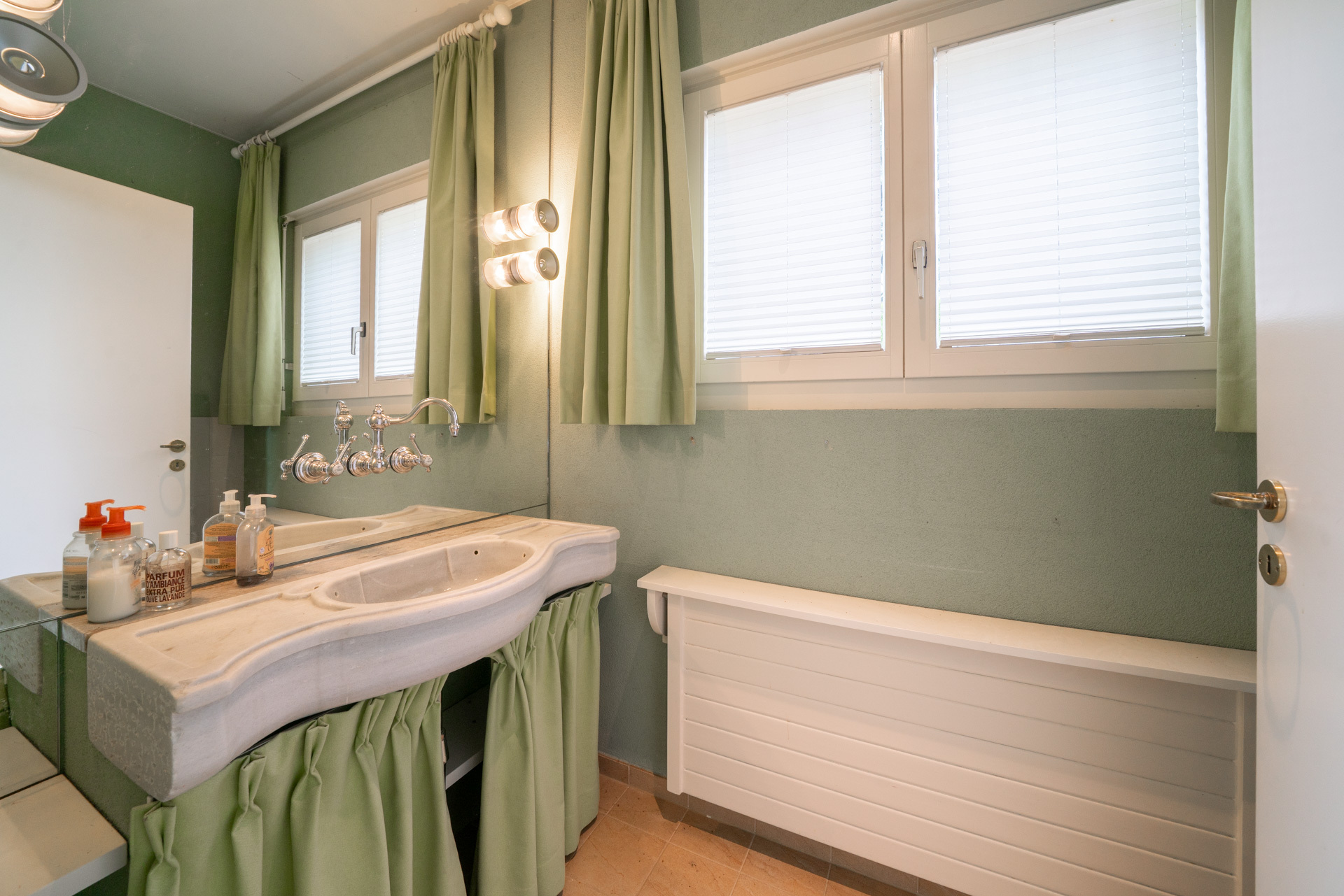Kleines Badezimmer mit grünem Farbschema