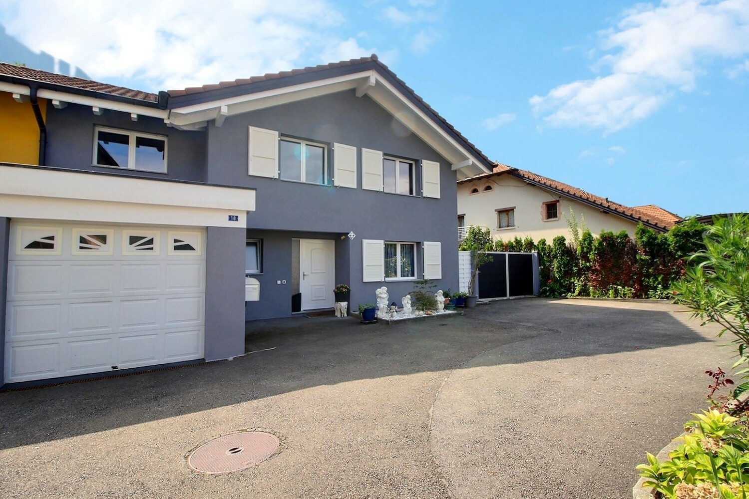 Modernes Einfamilienhaus mit Zufahrt