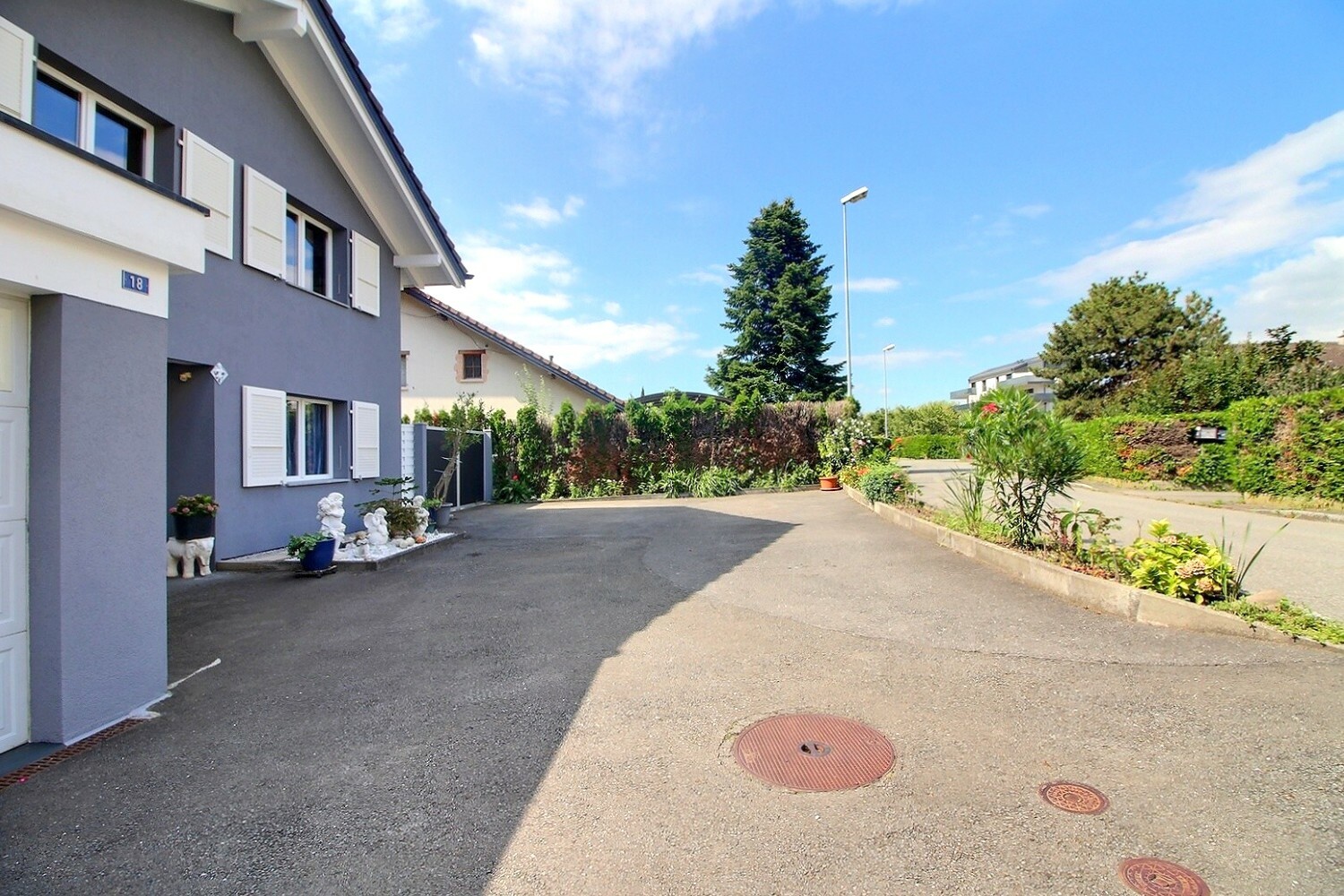 Außenansicht eines Wohnhauses mit Zufahrt