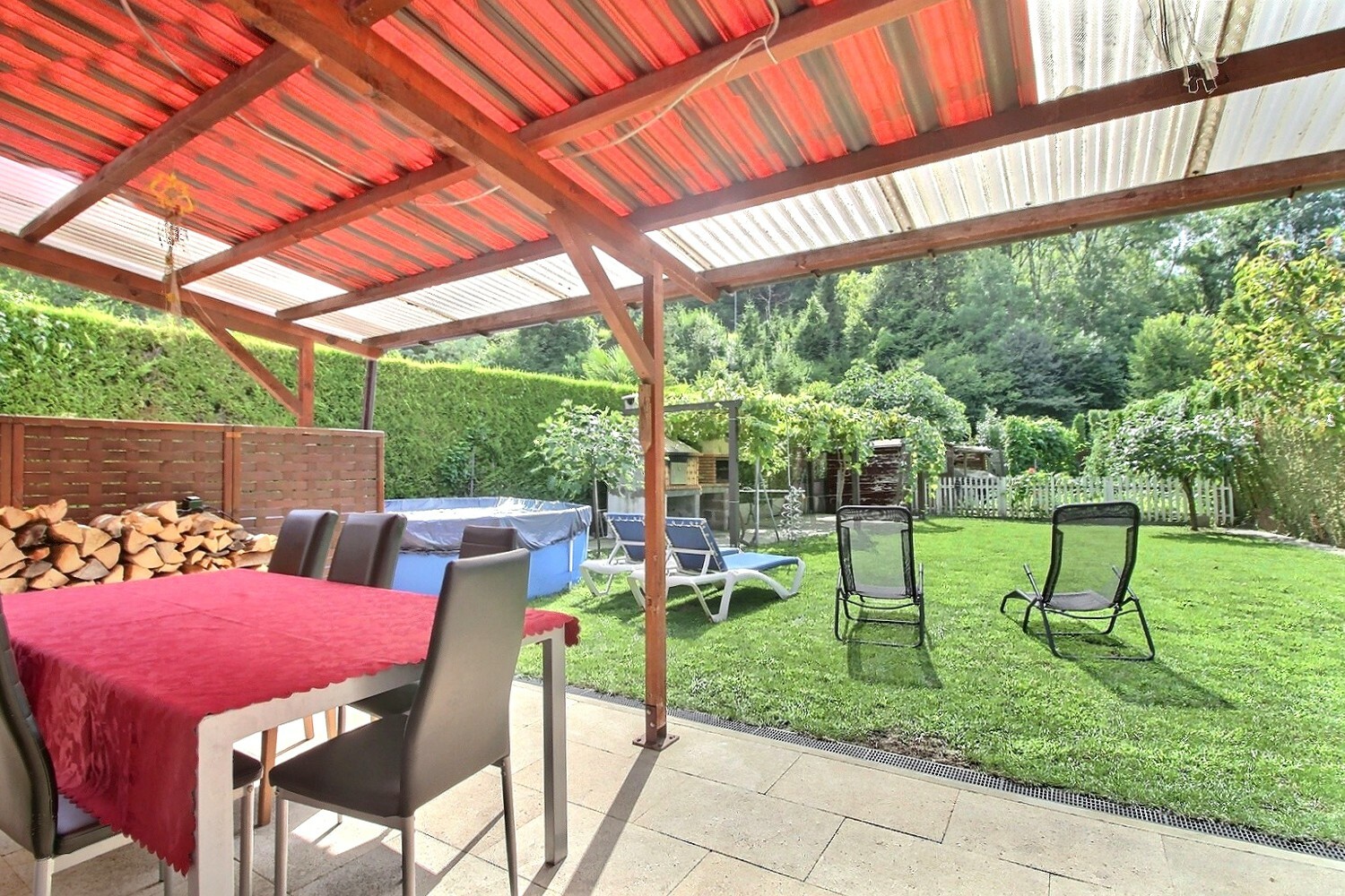 Überdachte Terrasse mit Gartenblick