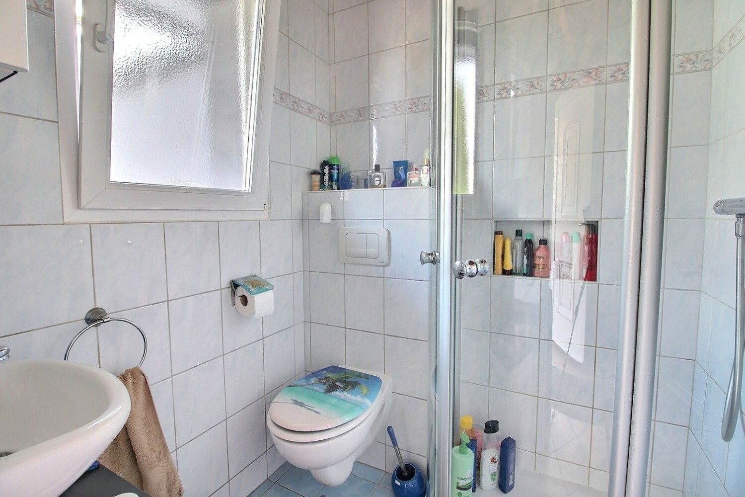 Kleines Badezimmer mit Dusche und WC