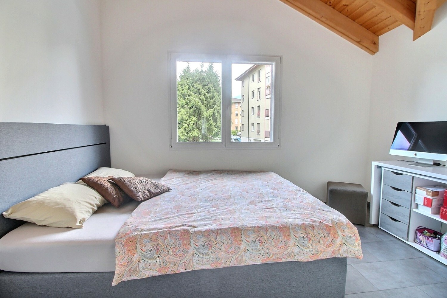 Helles Schlafzimmer mit sichtbarer Dachschräge