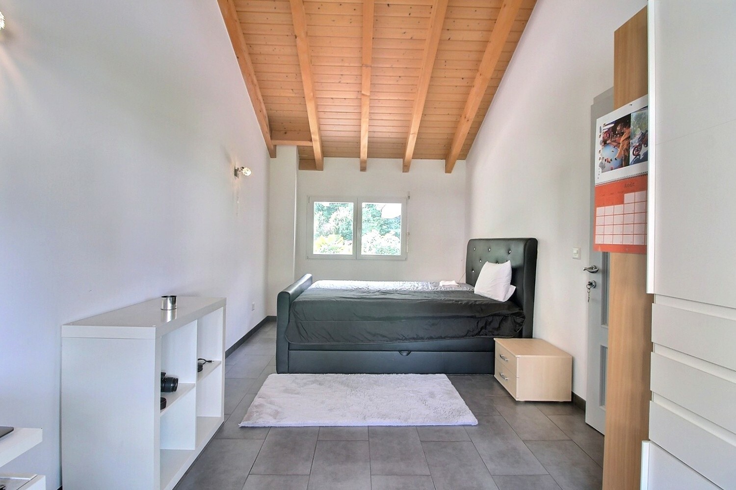 Schlafzimmer mit Holzdecke
