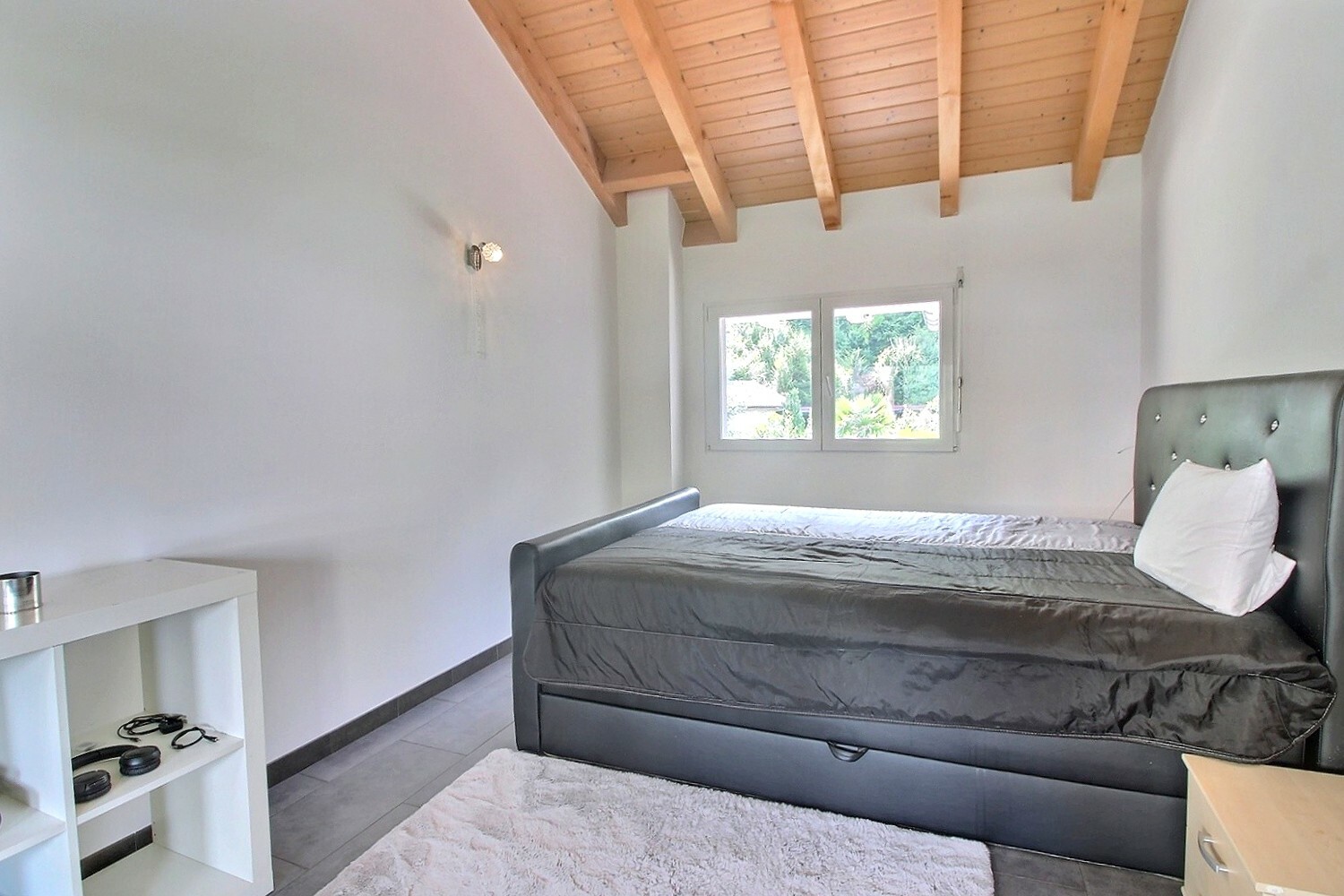 Helles Schlafzimmer mit Holzbalkendecke