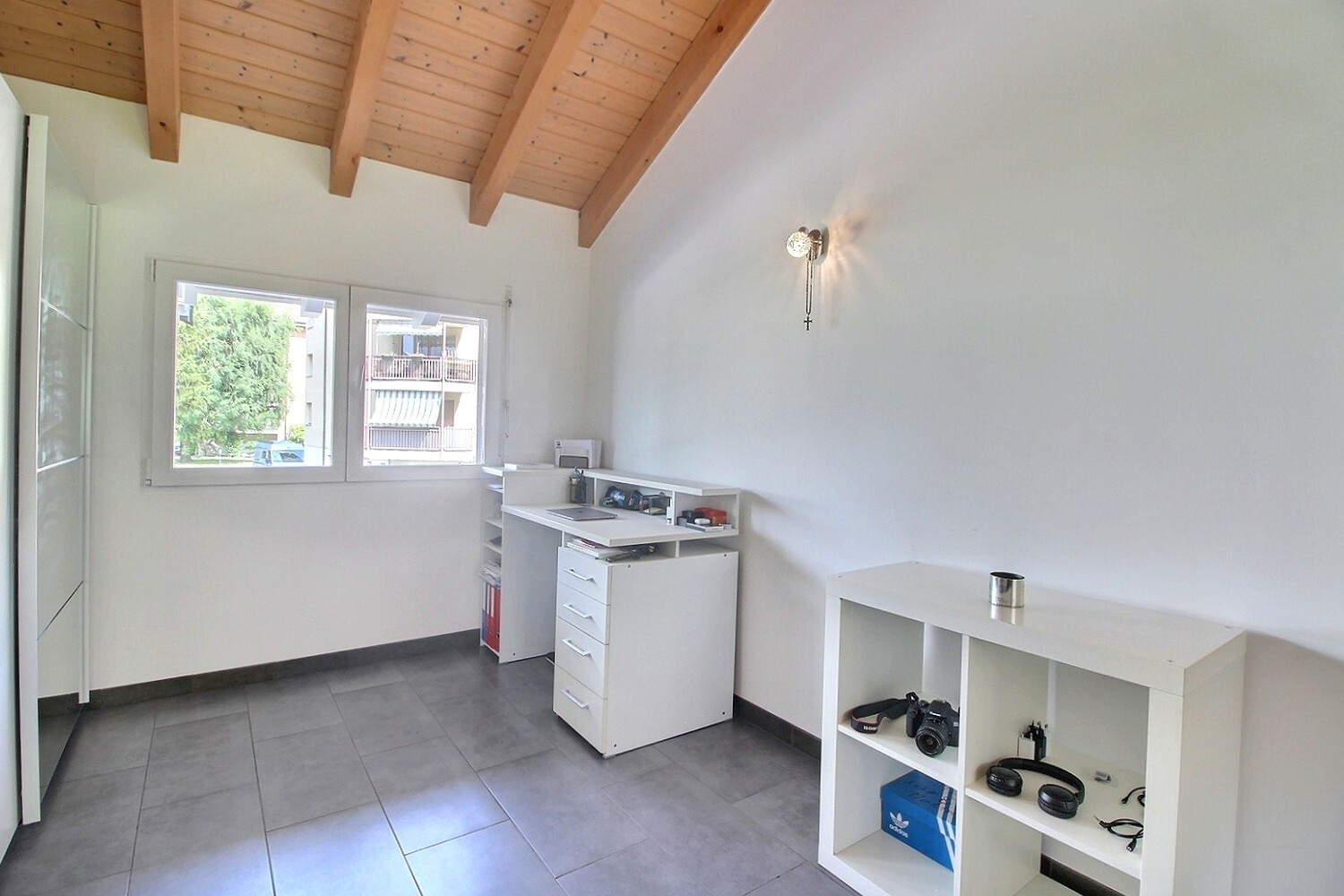 Helles Zimmer mit Dachschräge