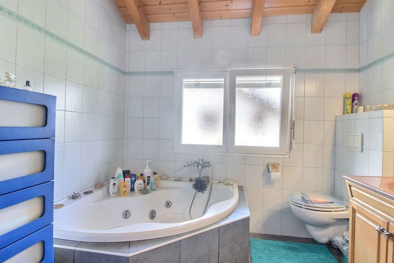 Badezimmer mit Whirlpoolwanne