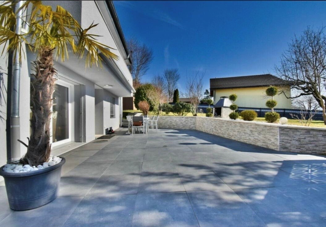 SCHÖNE RENOVIERTE FREISTEHENDE VILLA MIT GROSSEM GRUNDSTÜCK UND FREIEM BLICK – Attalens