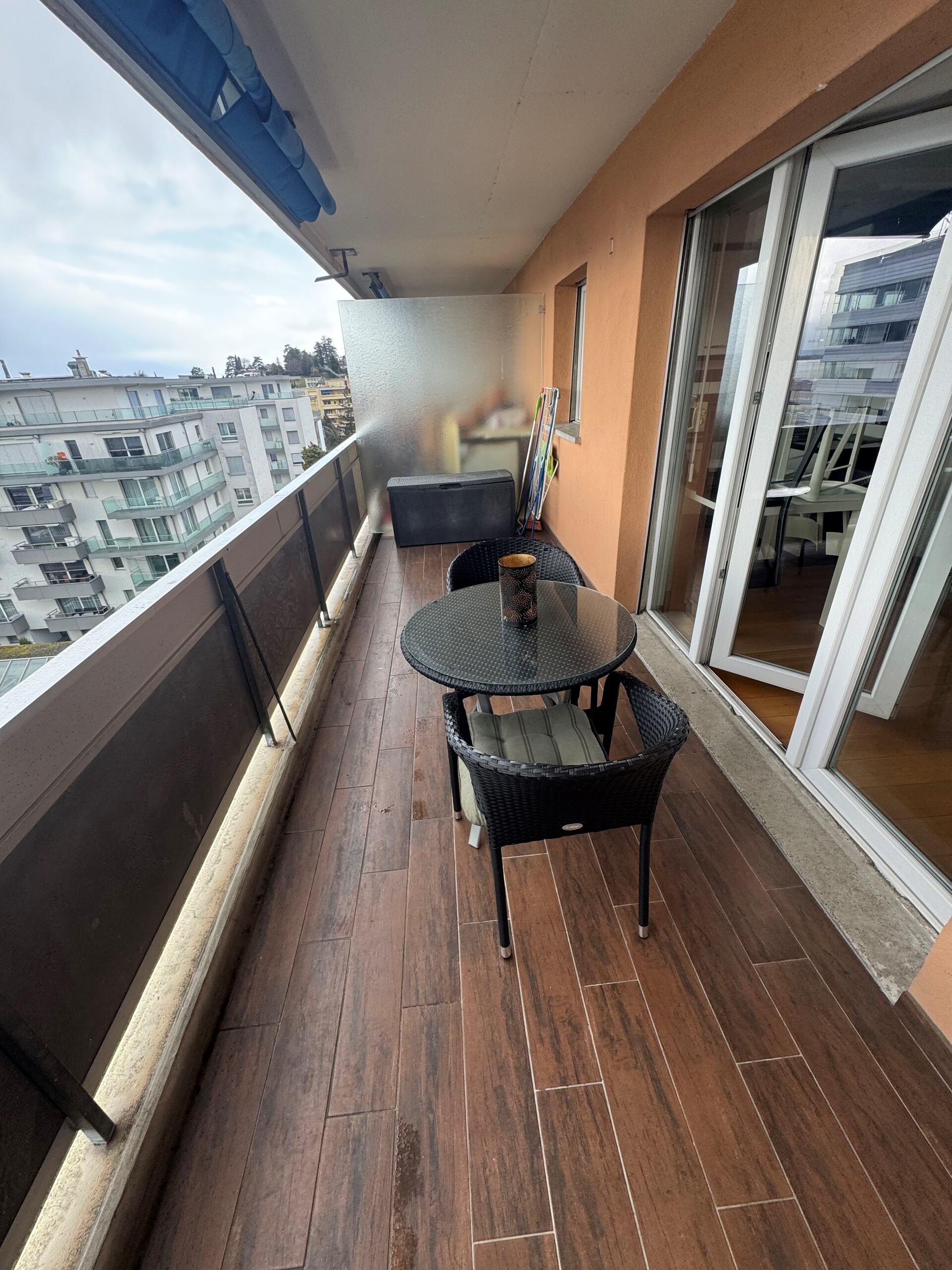 Balkon mit Sitzgruppe und Stadtblick