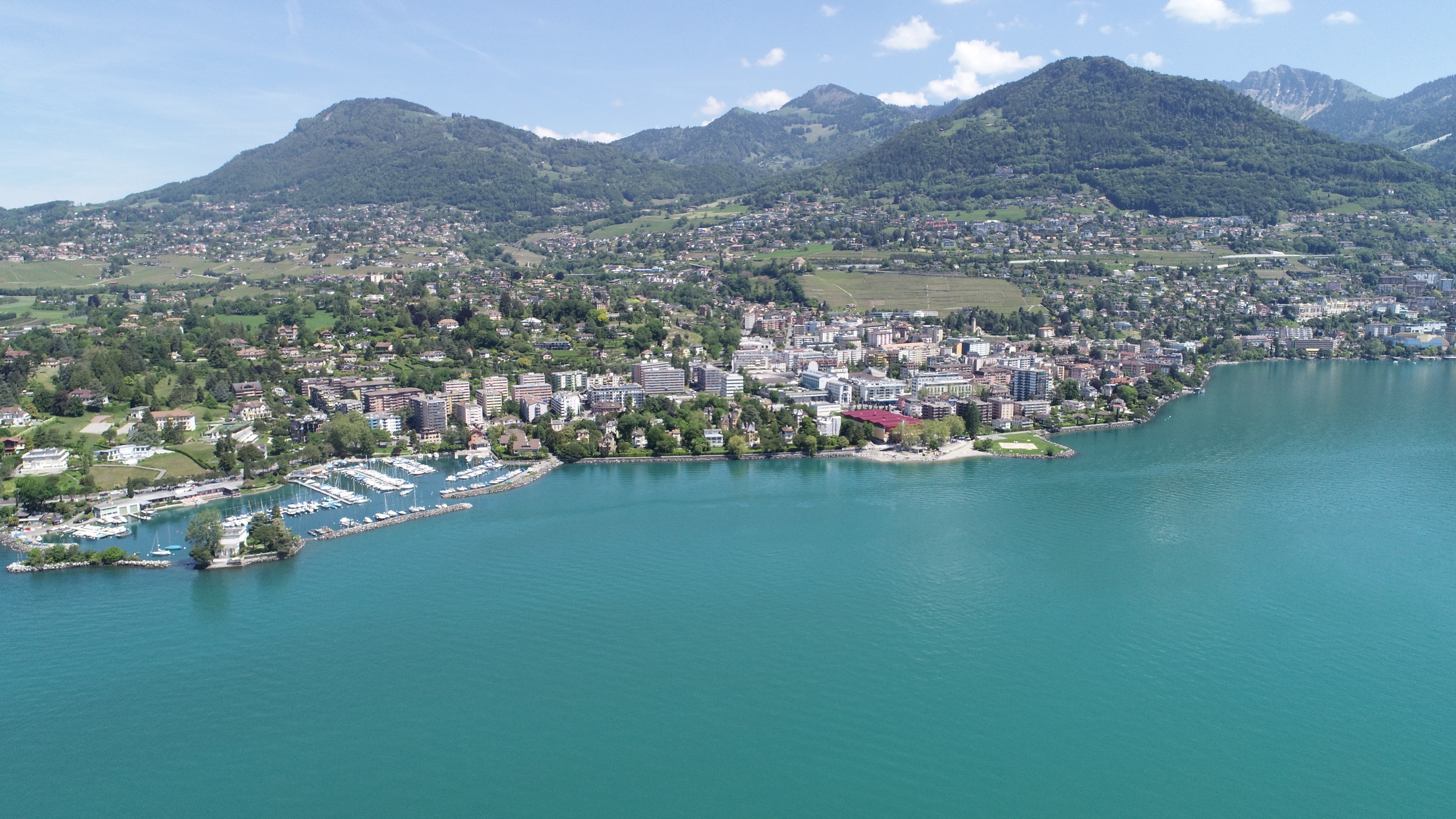 Luftaufnahme einer Seelandschaft mit Stadt am Ufer
