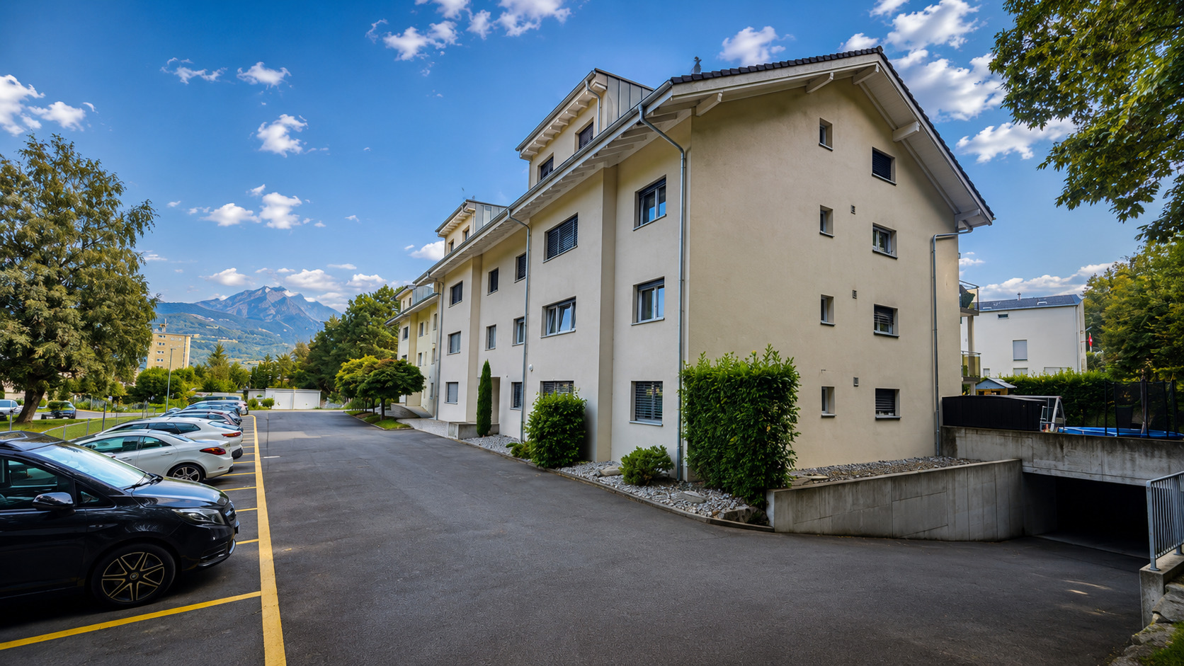 Mehrfamilienhaus mit Stellplätzen