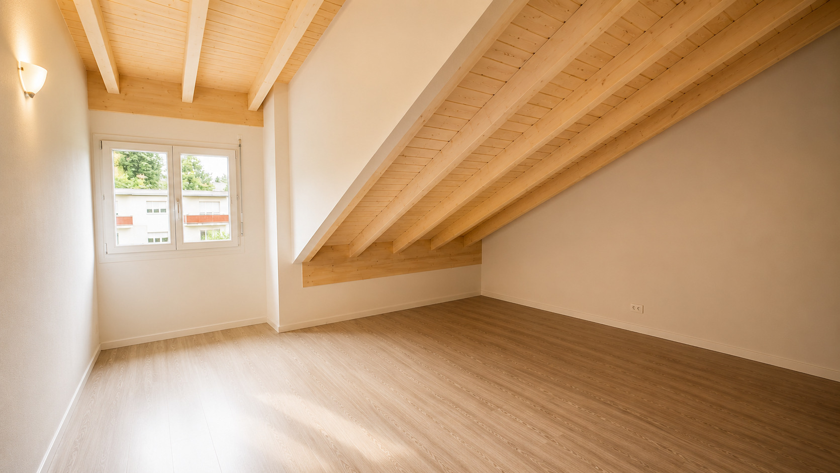 Dachgeschossraum mit Holzdecke