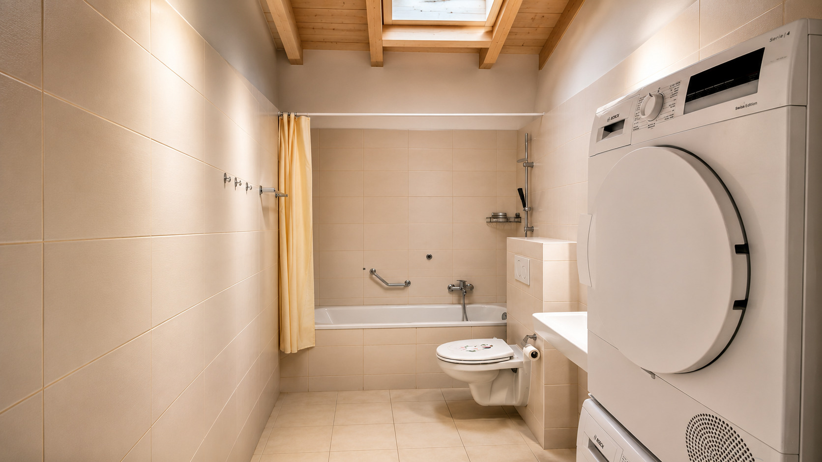 Badezimmer mit Waschmaschine und Badewanne
