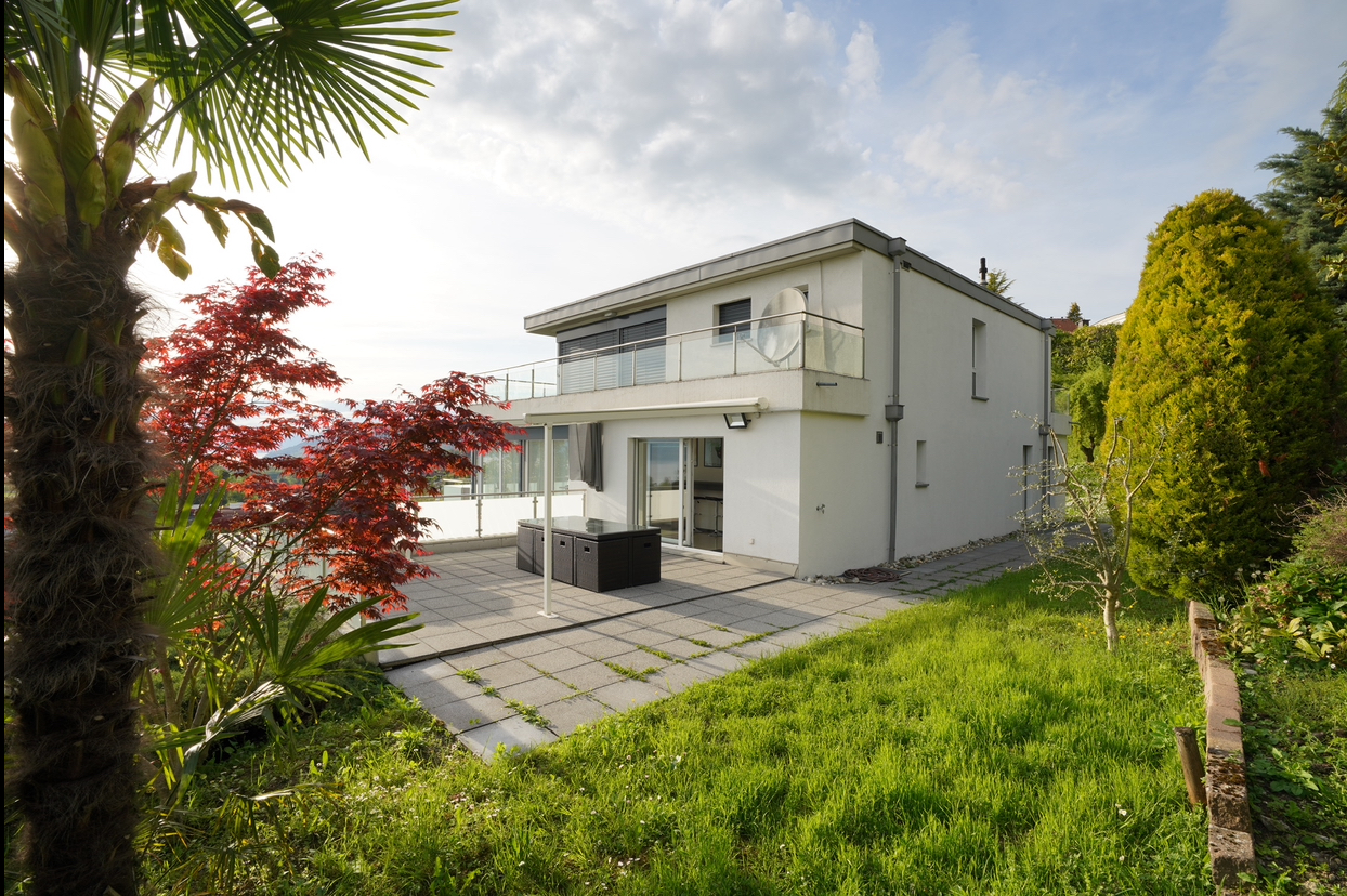 Moderne Terrasse mit Garten