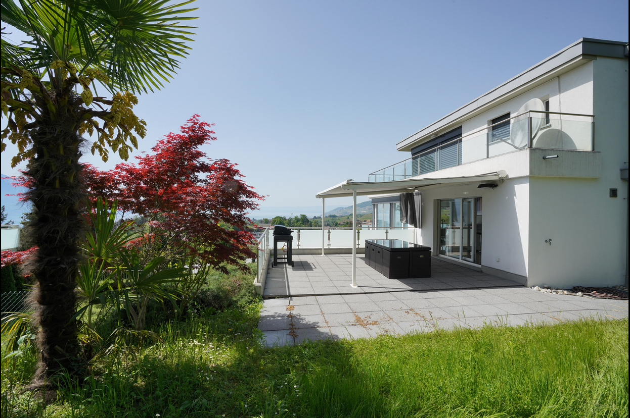 Moderne Terrasse mit Garten und Meerblick