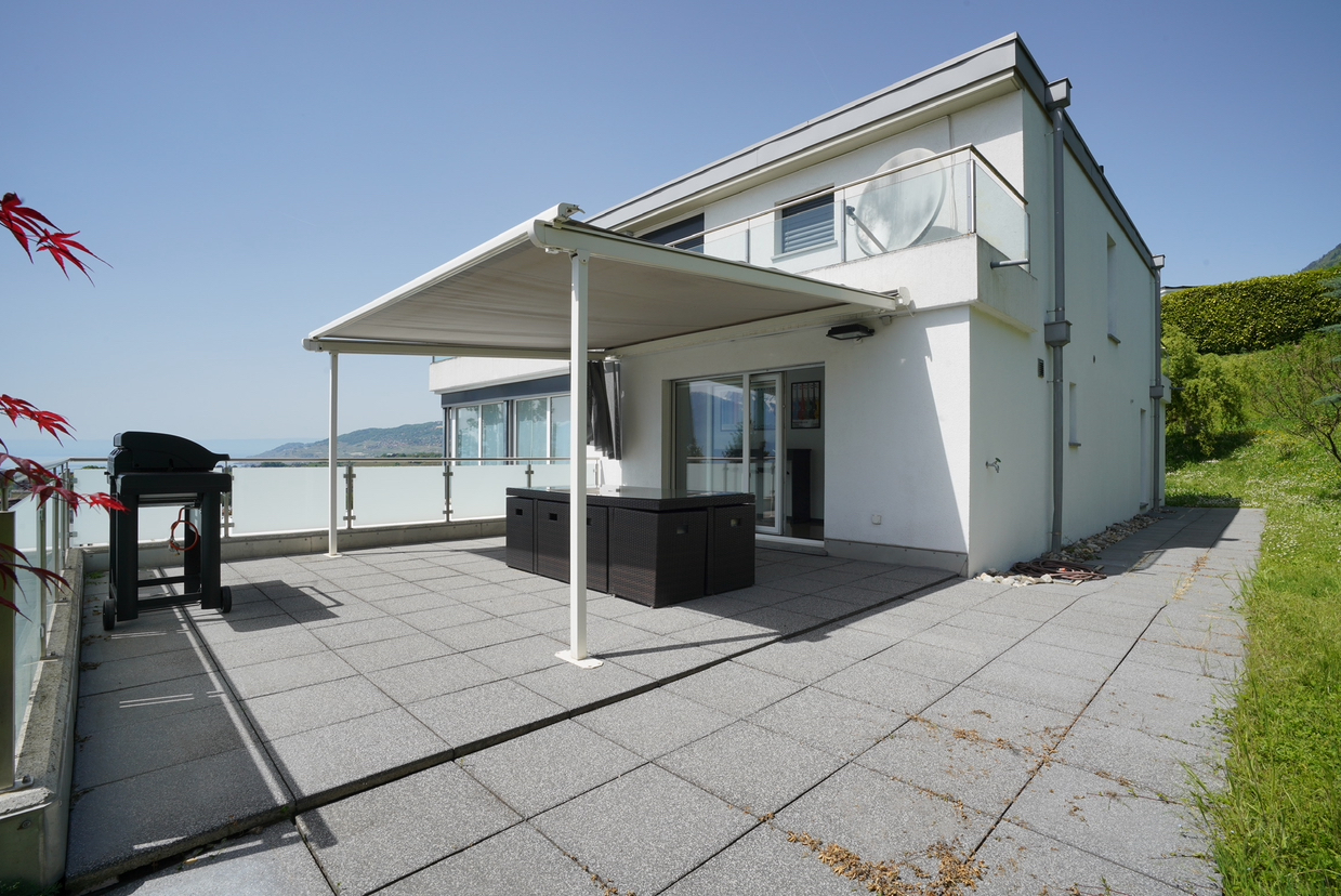 Moderne Dachterrasse mit Markise