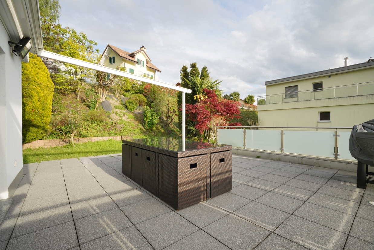 Große Terrasse mit Gartenblick