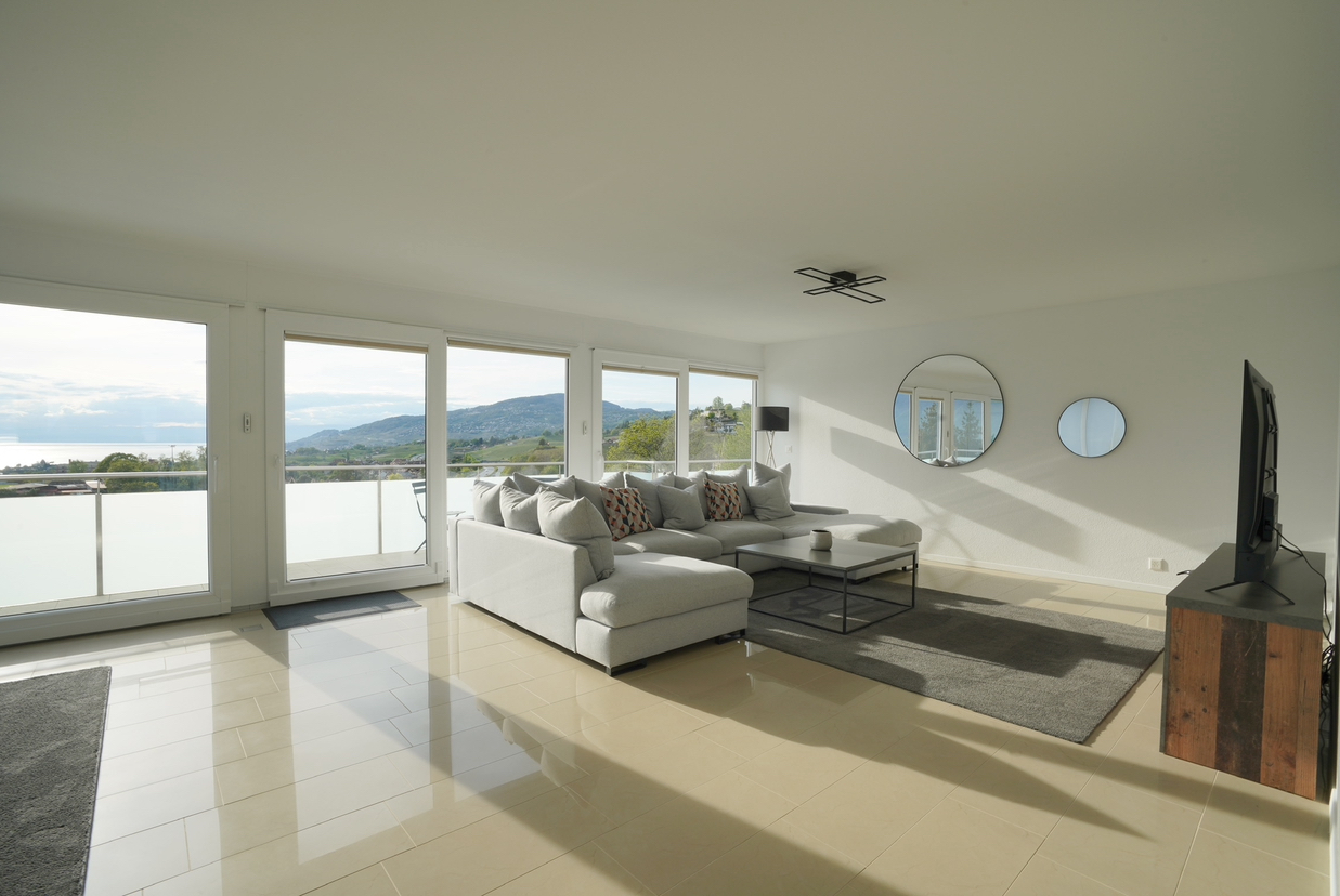 Helles Wohnzimmer mit Balkonblick